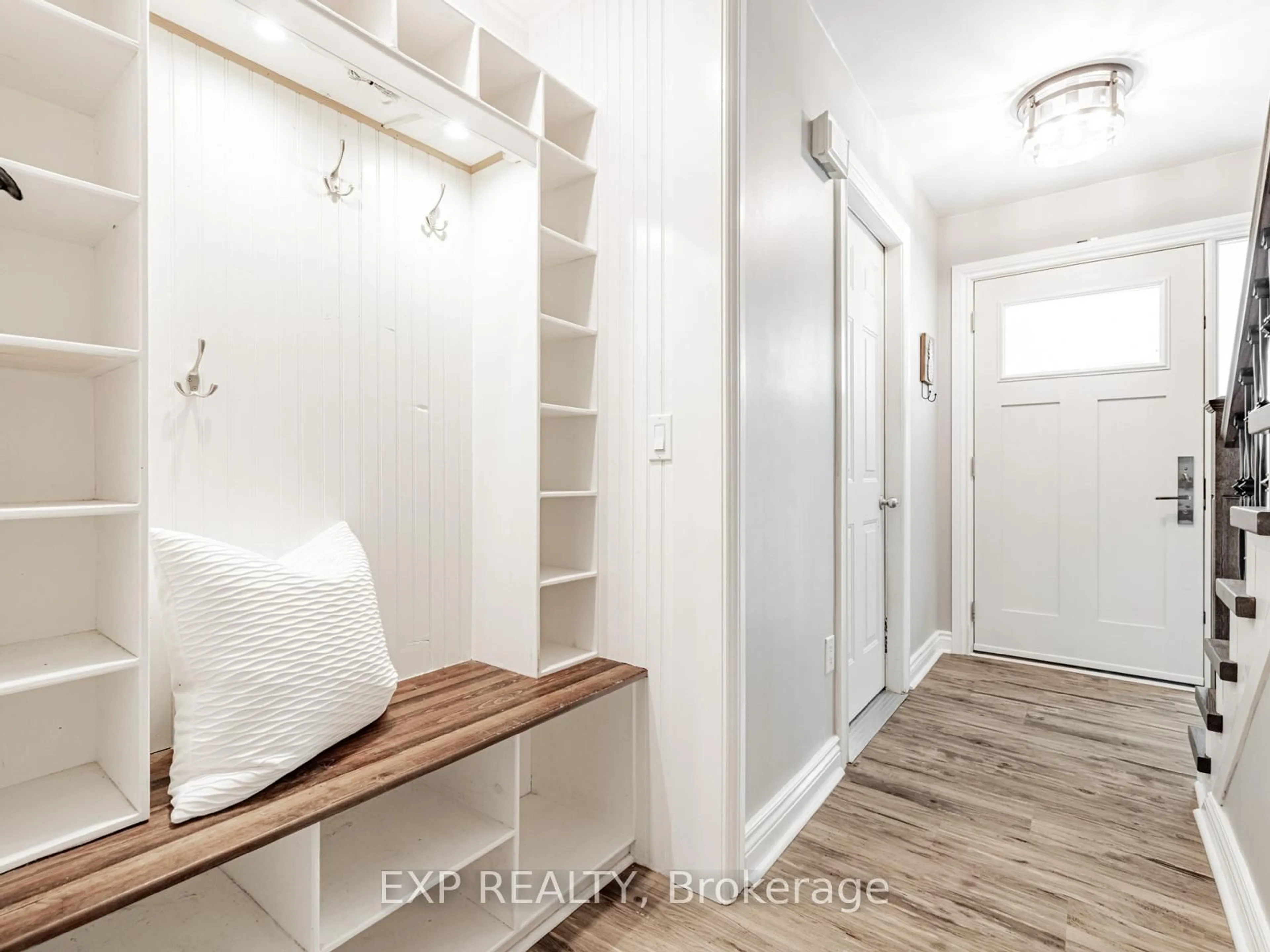 Indoor entryway for 235 Robinson Dr, Newmarket Ontario L3Y 5M4