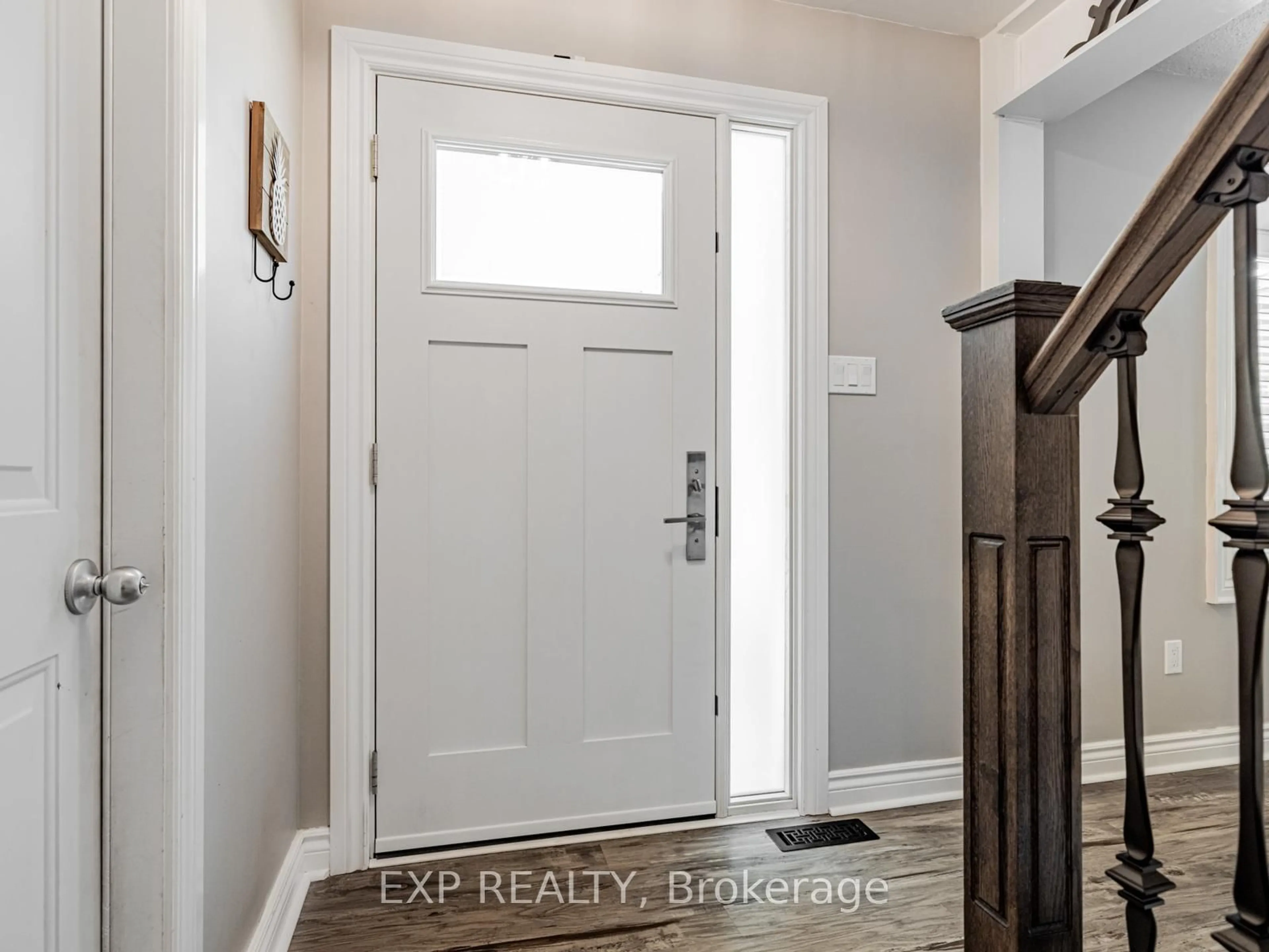 Indoor entryway for 235 Robinson Dr, Newmarket Ontario L3Y 5M4