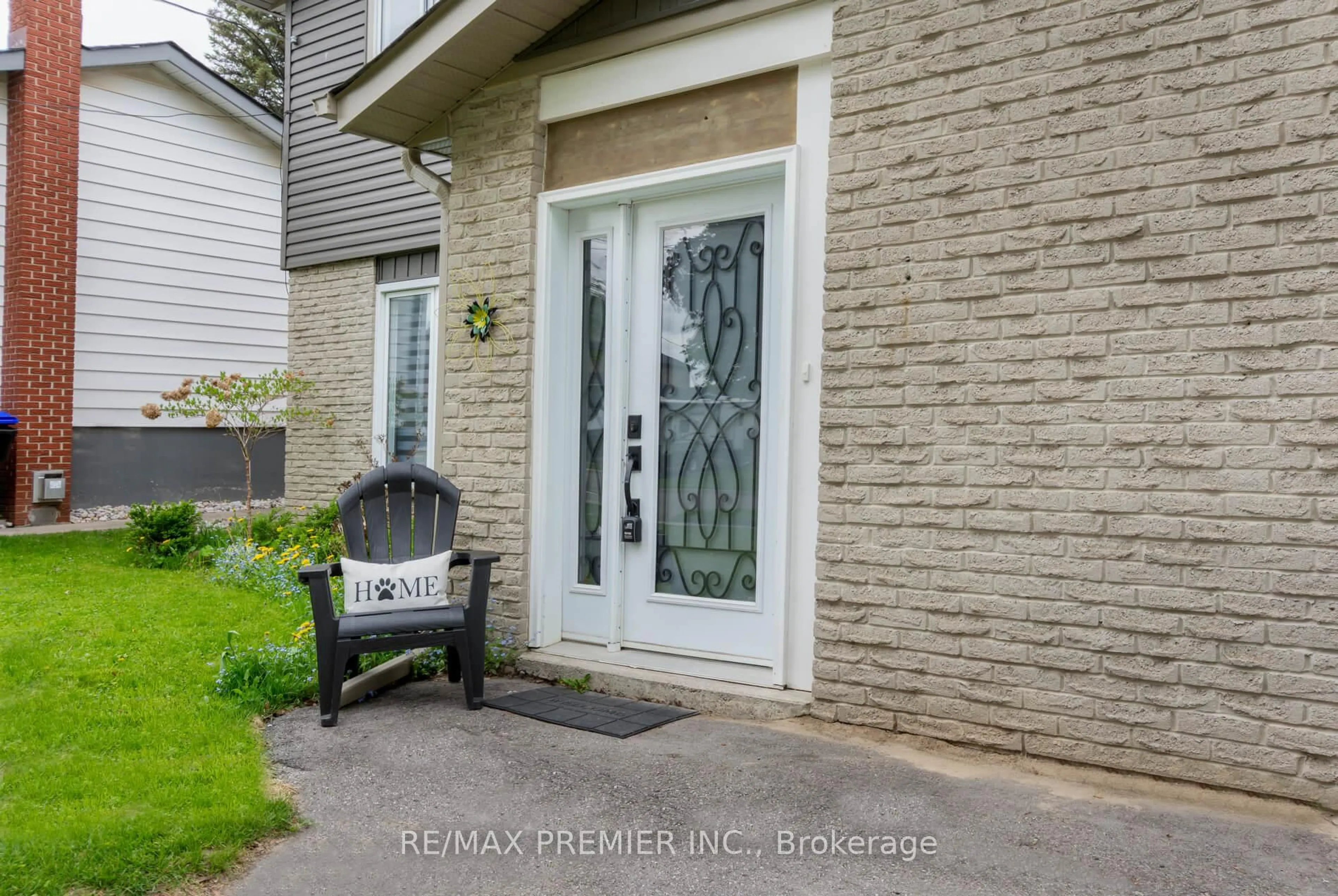 Indoor entryway for 15 Maple Ave, New Tecumseth Ontario L0G 1A0