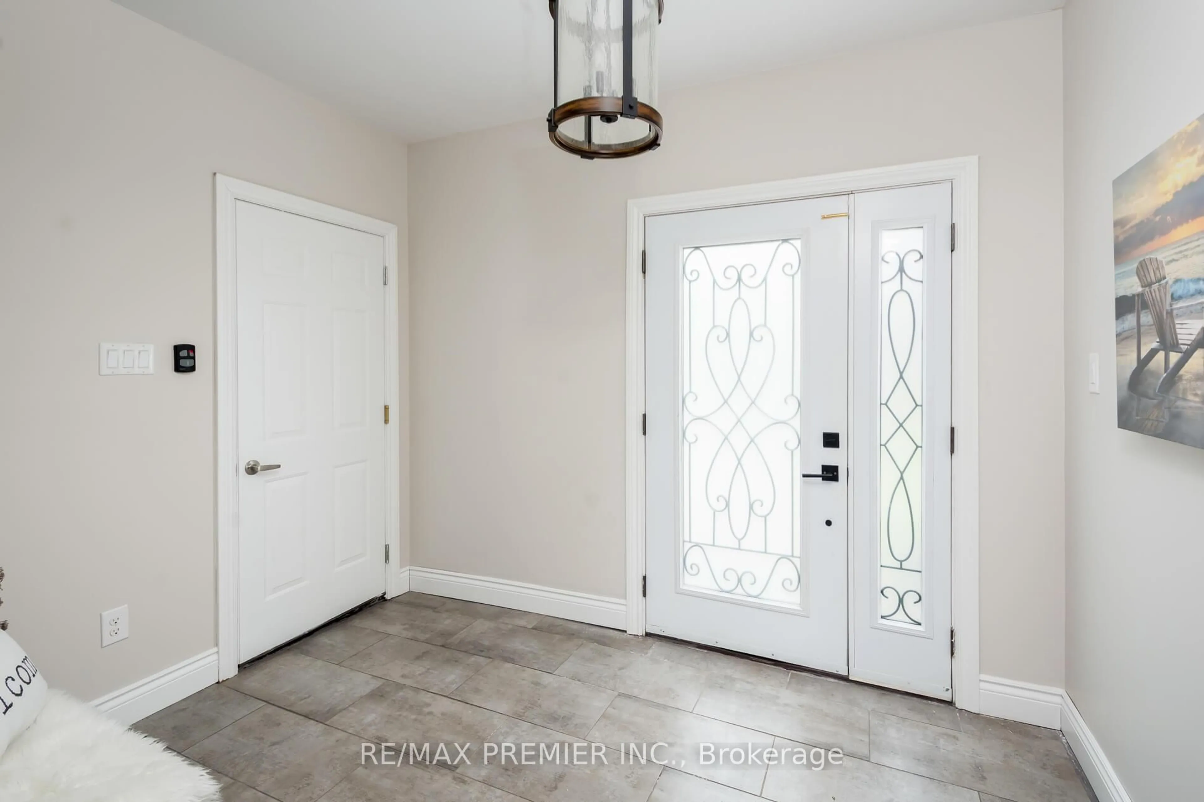 Indoor entryway for 15 Maple Ave, New Tecumseth Ontario L0G 1A0