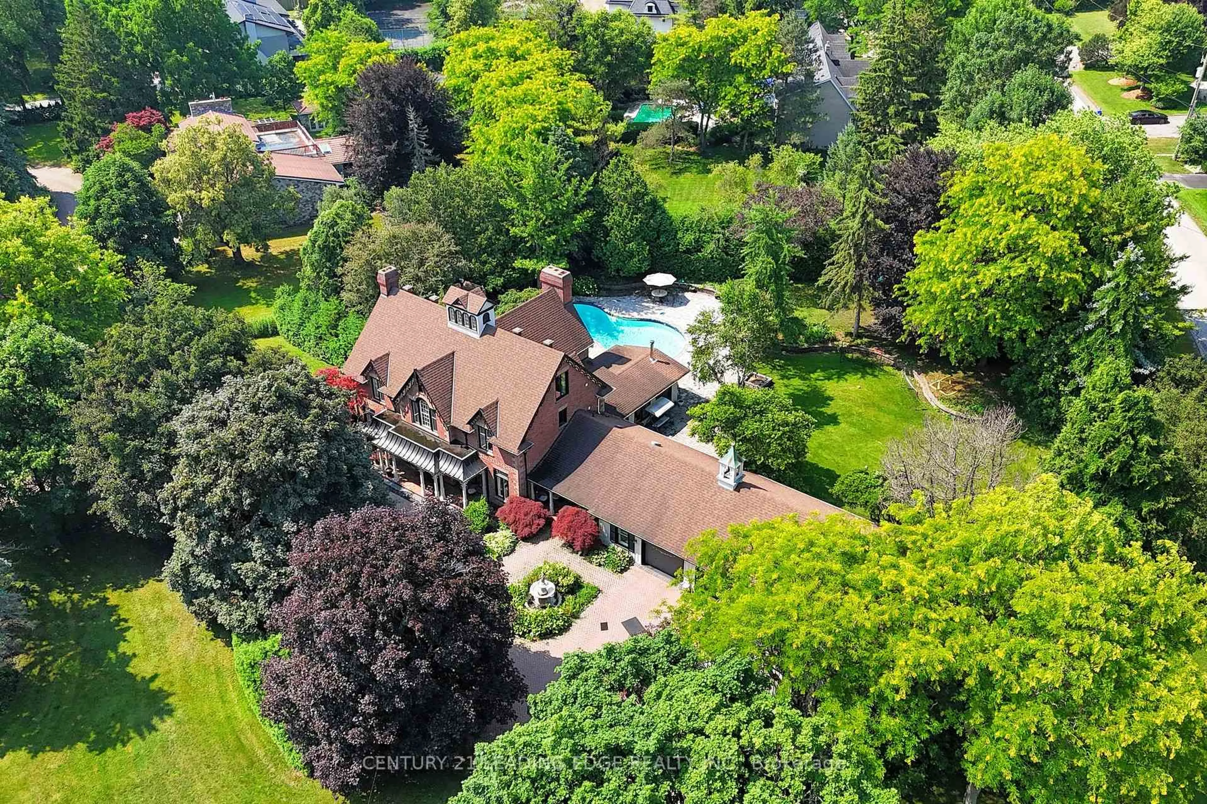 A pic from outside/outdoor area/front of a property/back of a property/a pic from drone, street for 18 Ridgevale Dr, Markham Ontario L6B 1A8