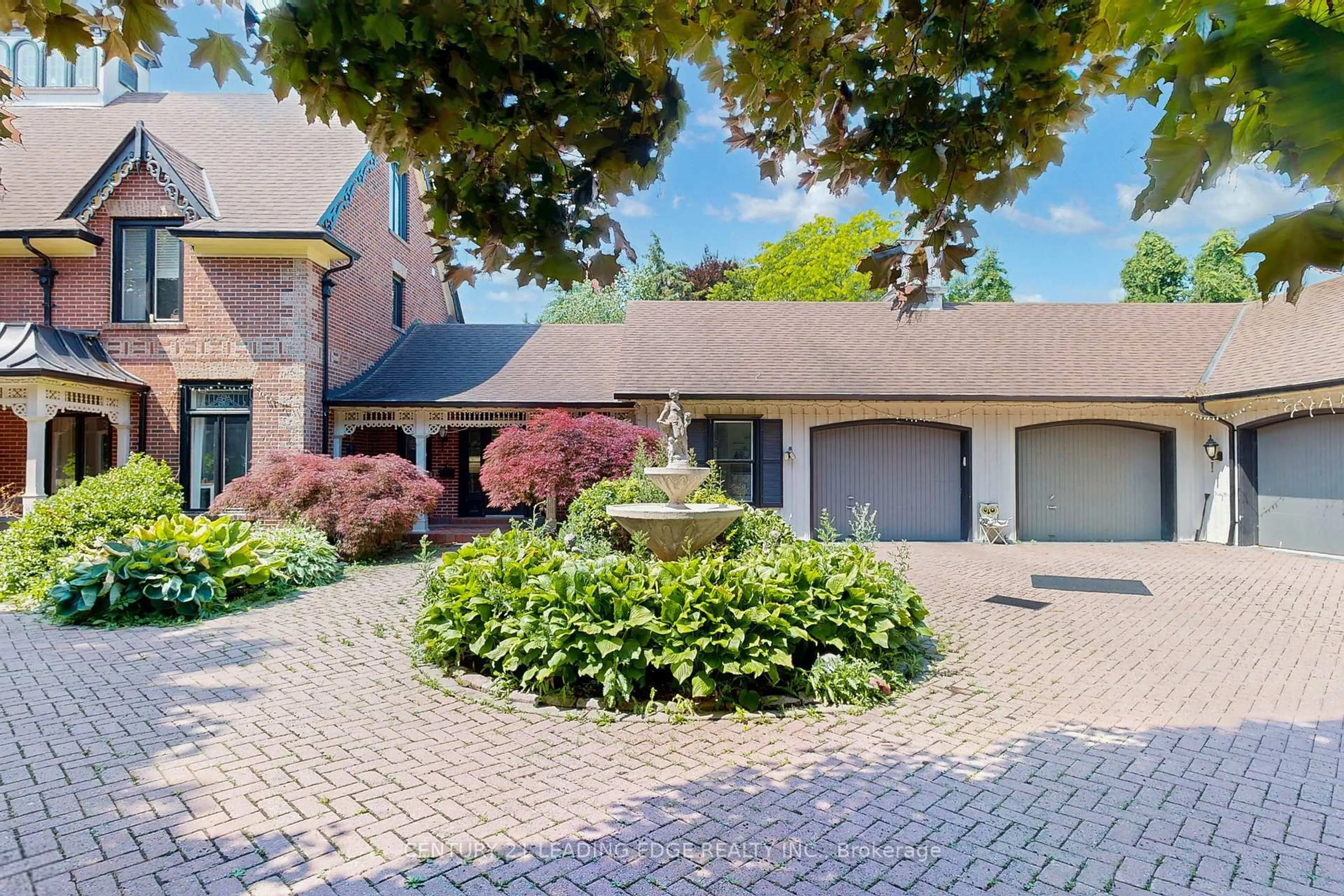 A pic from outside/outdoor area/front of a property/back of a property/a pic from drone, street for 18 Ridgevale Dr, Markham Ontario L6B 1A8