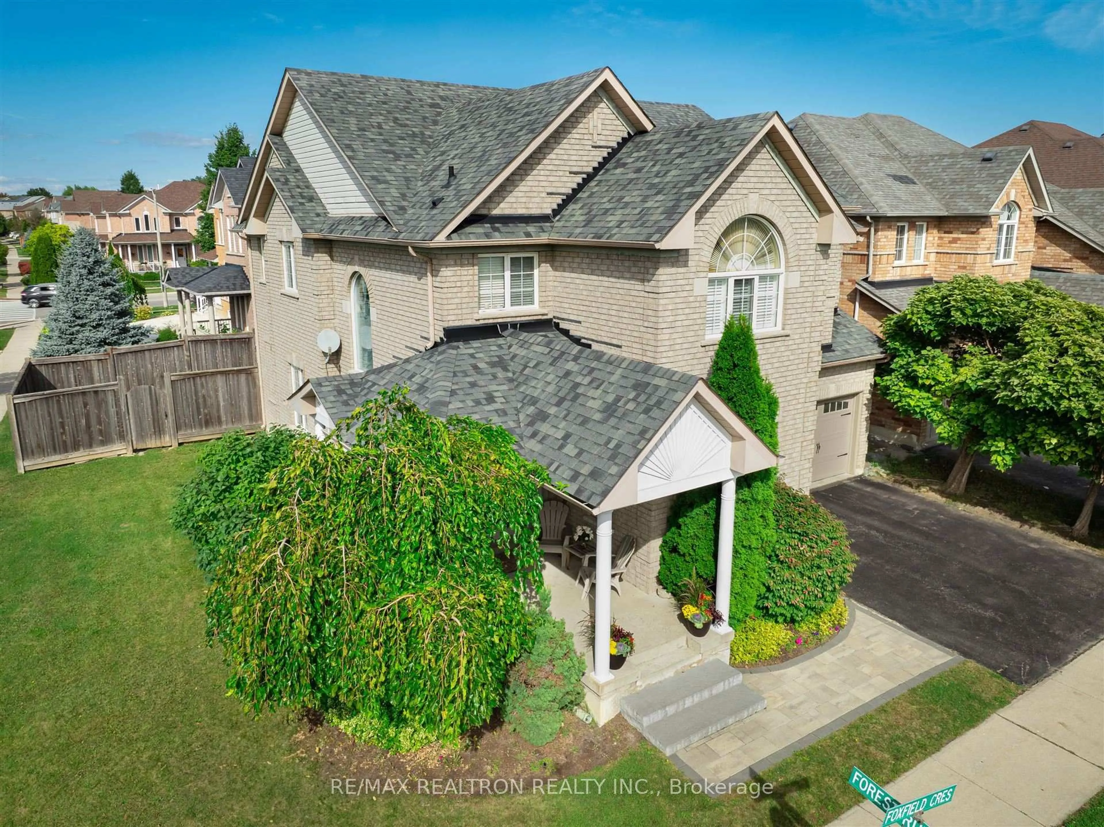 A pic from outside/outdoor area/front of a property/back of a property/a pic from drone, street for 2 Foxfield Cres, Vaughan Ontario L4K 5G2