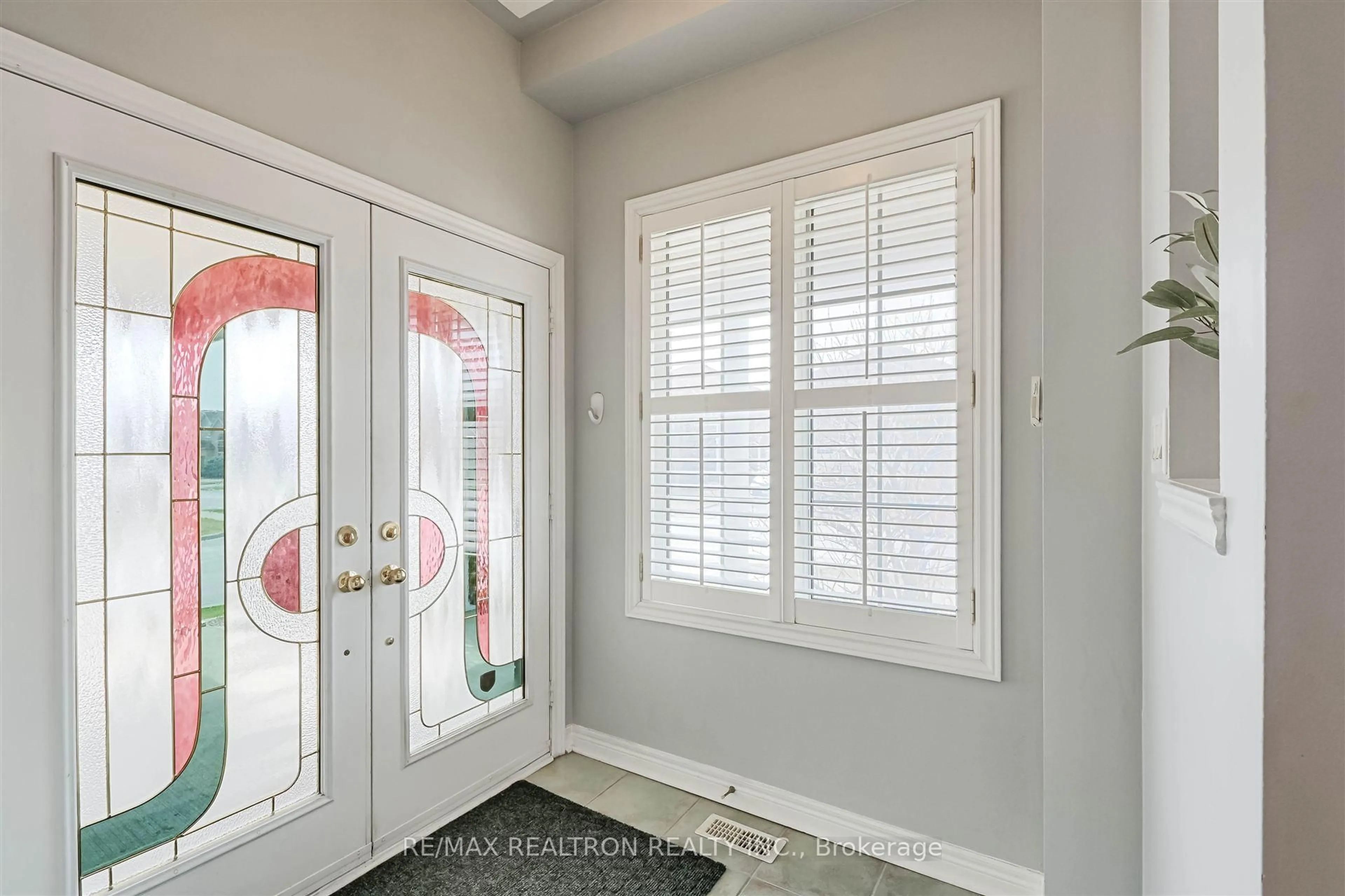 Indoor entryway for 2 Foxfield Cres, Vaughan Ontario L4K 5G2