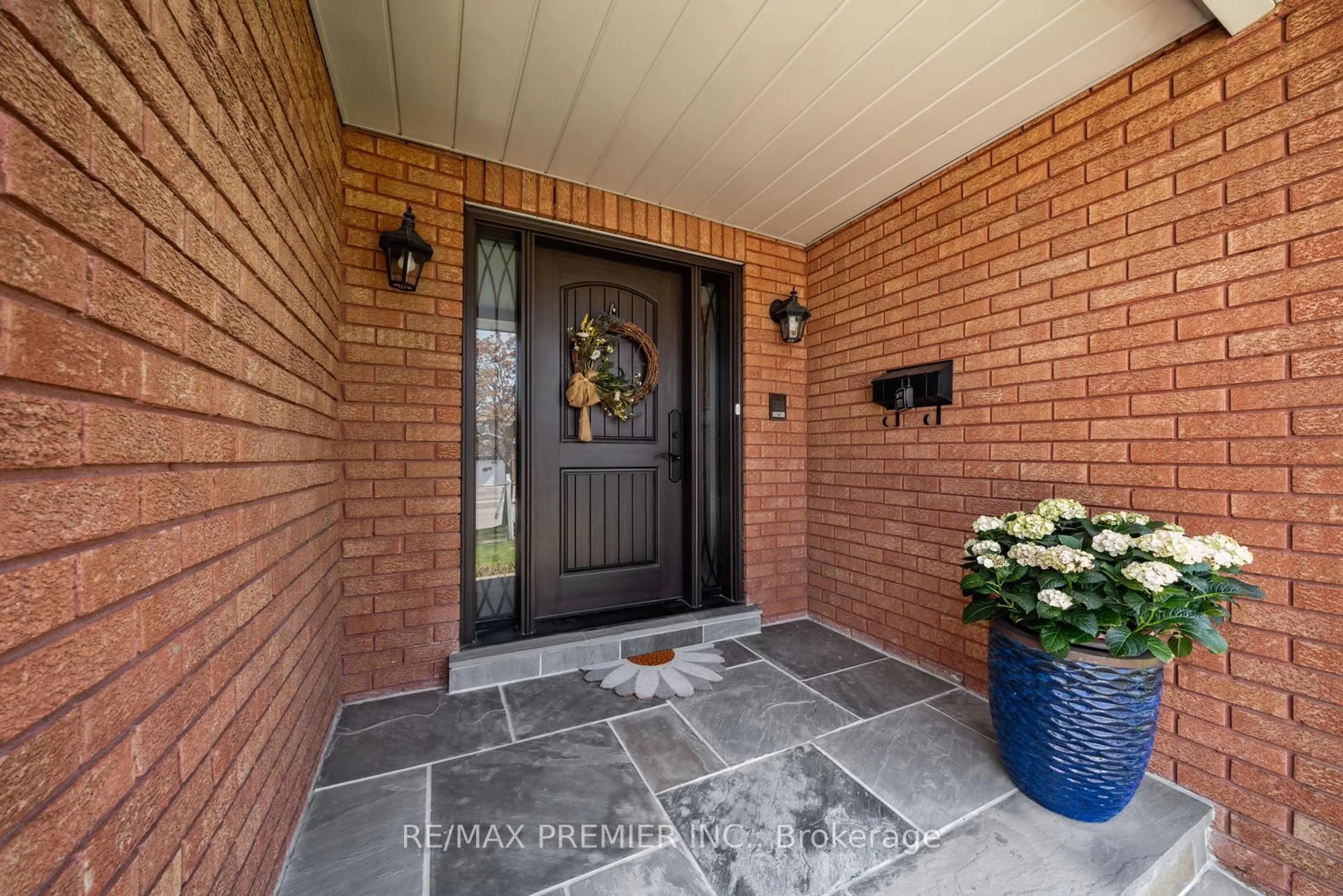 Indoor entryway for 19 Claudia Ave, Vaughan Ontario L4L 6S1