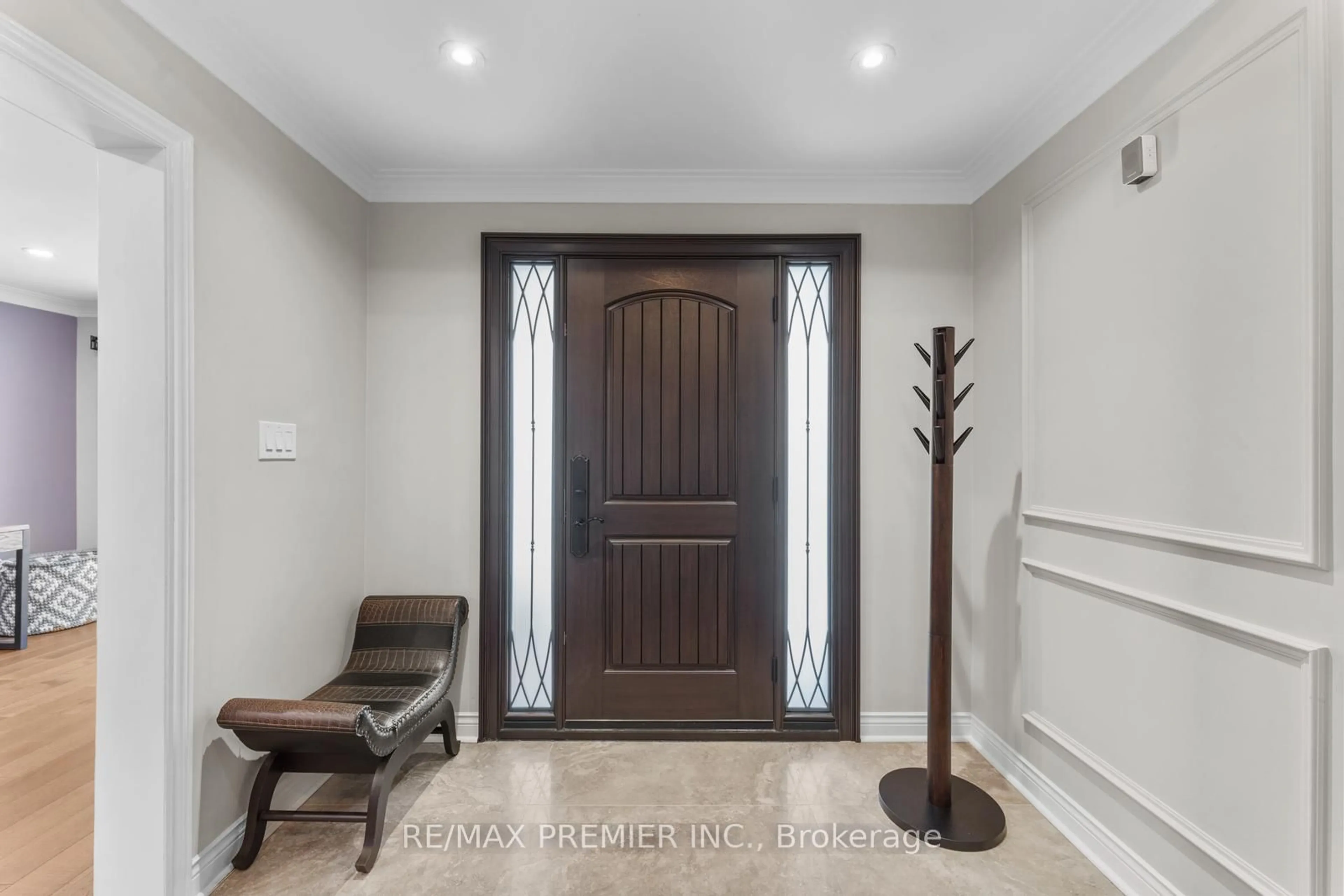 Indoor entryway for 19 Claudia Ave, Vaughan Ontario L4L 6S1