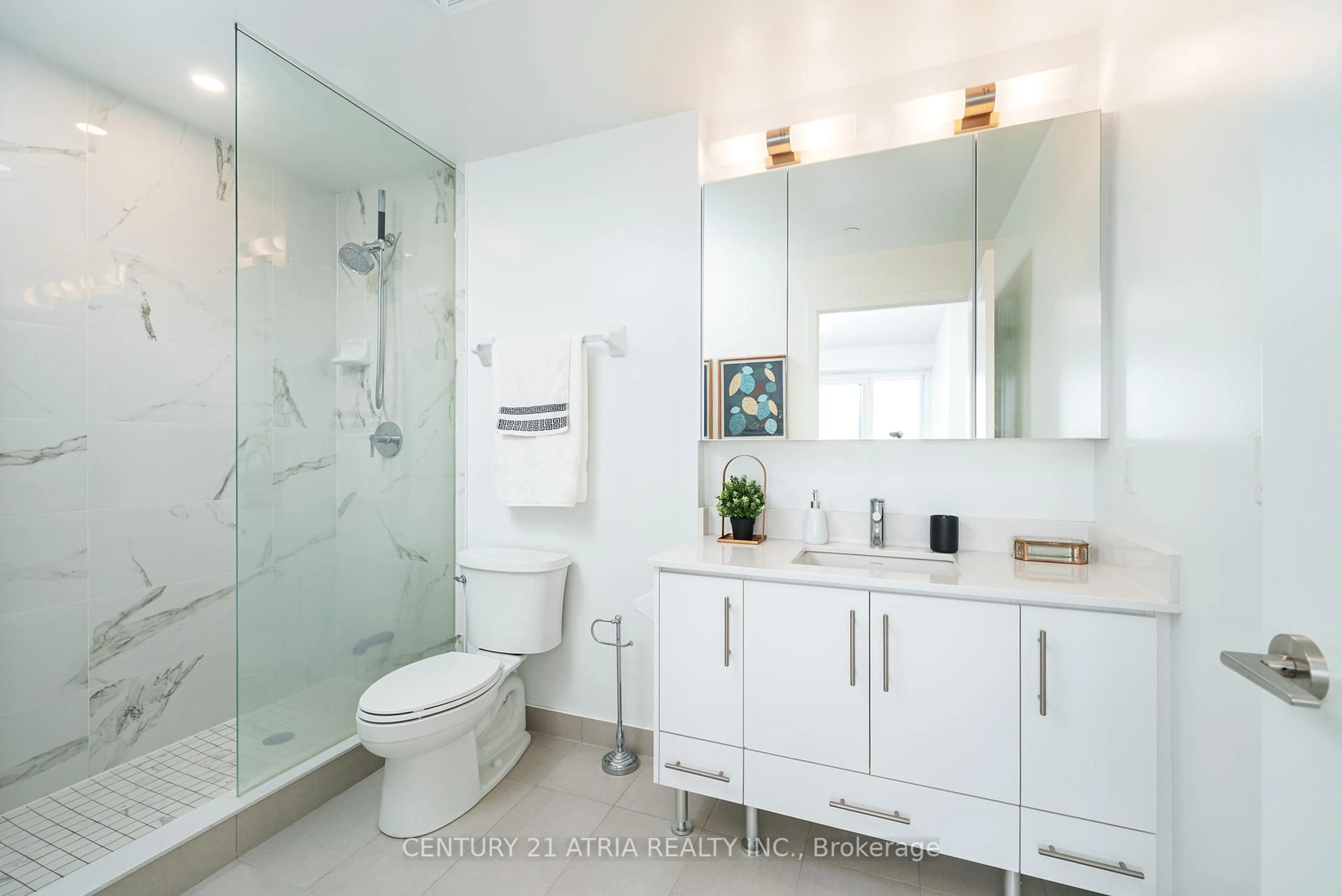 Contemporary bathroom, ceramic/tile floor for 105 Oneida Cres #LPH01, Richmond Hill Ontario L4B 0H6