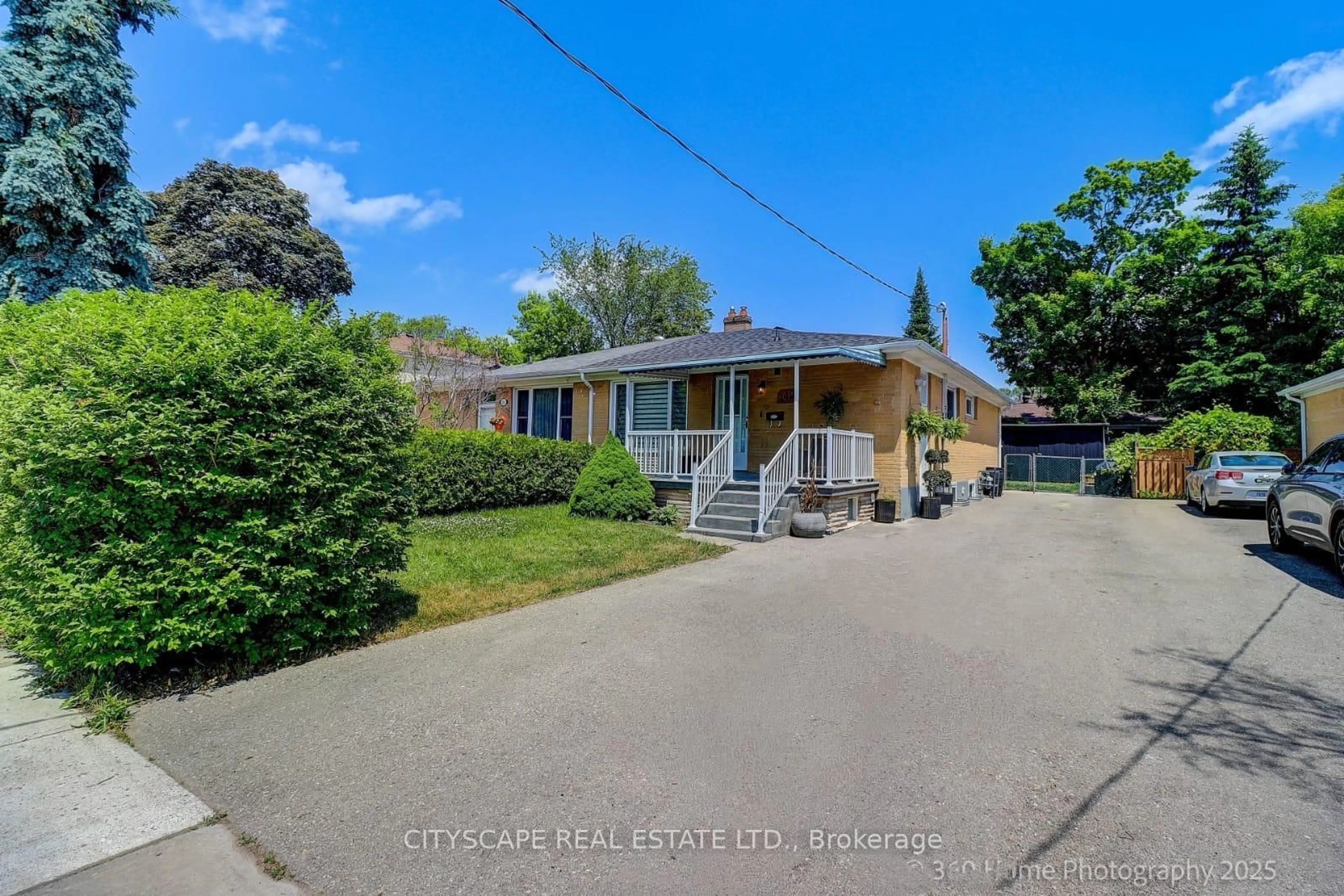 A pic from outside/outdoor area/front of a property/back of a property/a pic from drone, street for 249 Blue Grass Blvd, Richmond Hill Ontario L4C 3H1