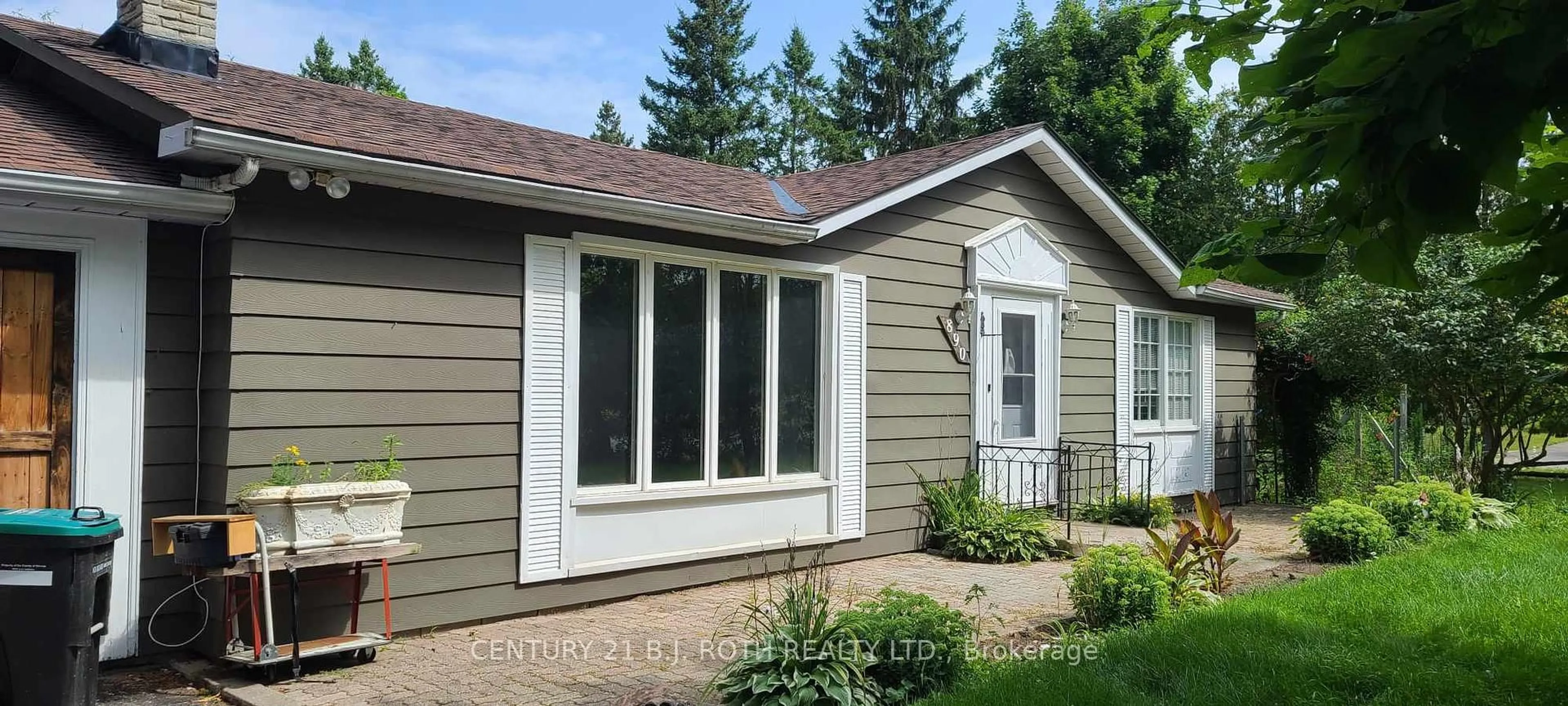Home with vinyl exterior material, street for 890 Lebanon Dr, Innisfil Ontario L9S 2C4