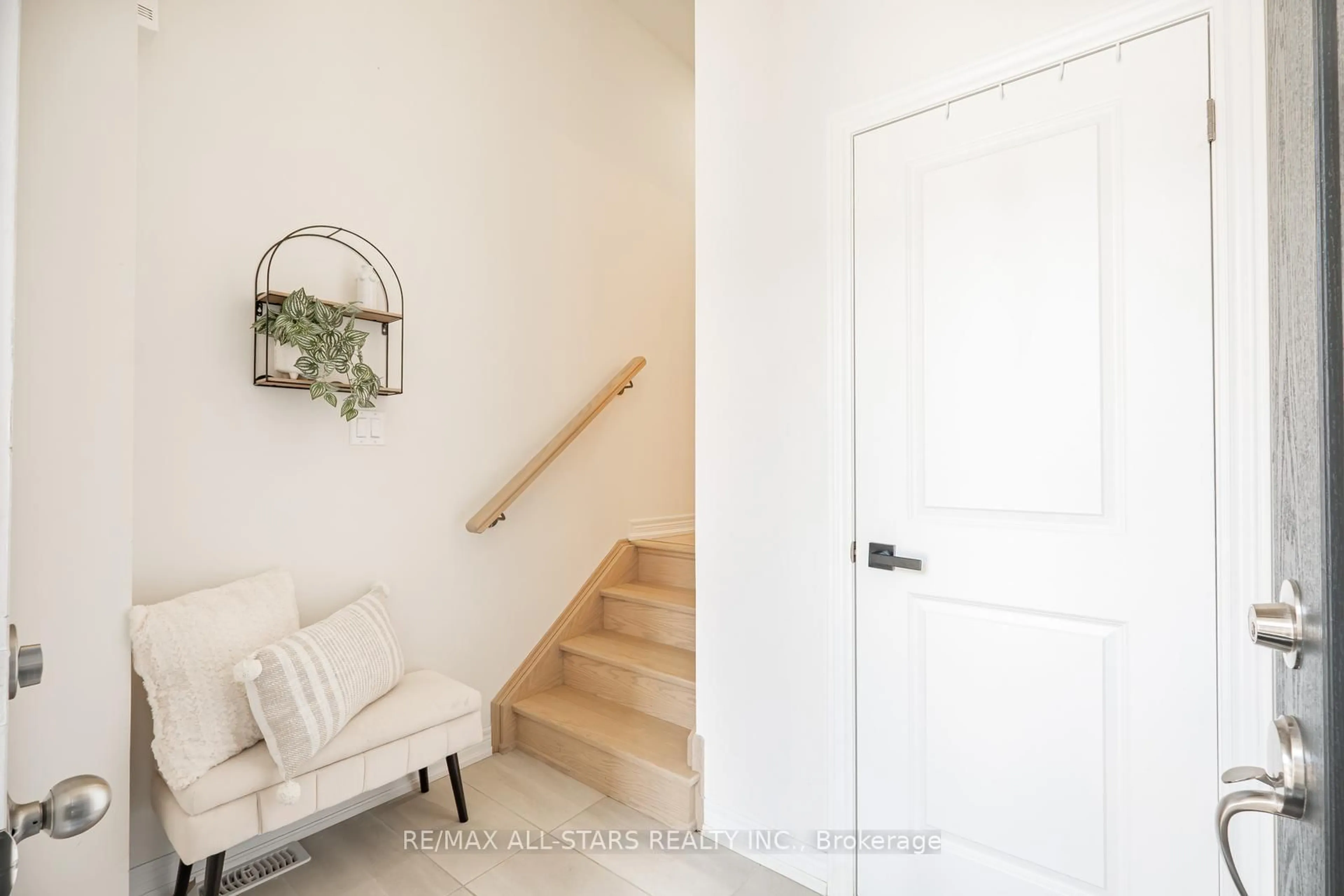Indoor entryway for 5 Wesmina Ave, Whitchurch-Stouffville Ontario L4A 4V9