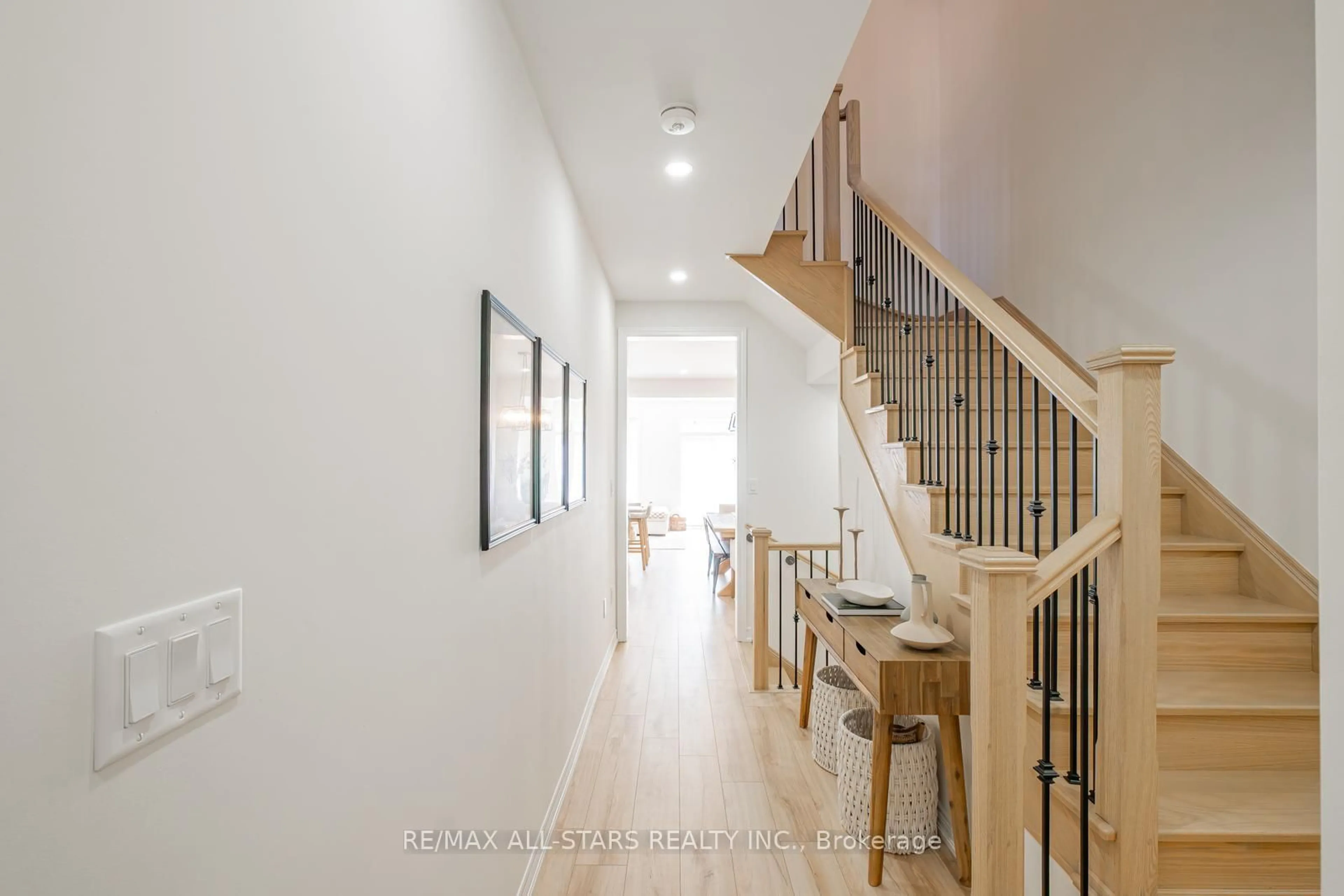 Indoor entryway for 5 Wesmina Ave, Whitchurch-Stouffville Ontario L4A 4V9