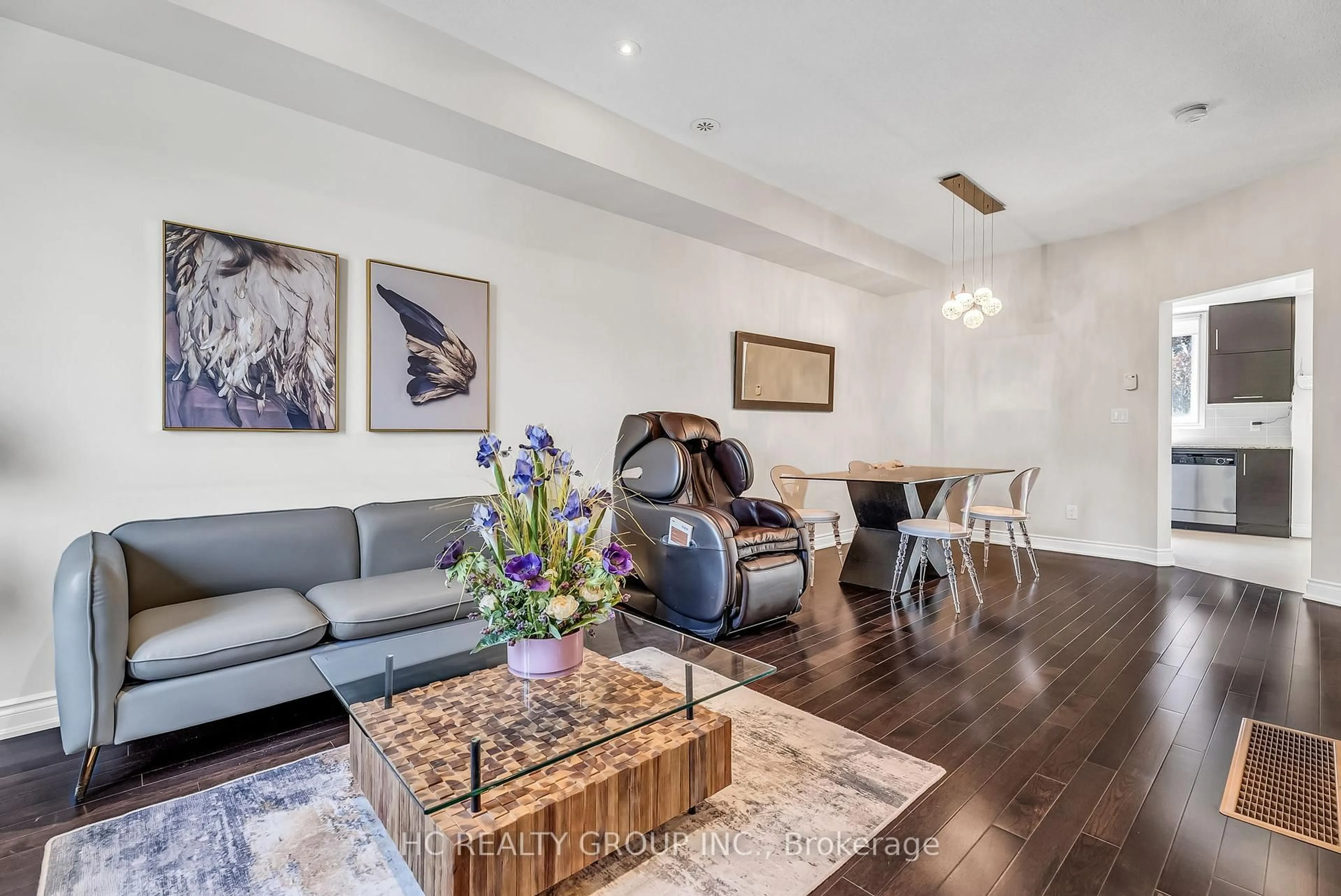 Living room with furniture, wood/laminate floor for 225 South Park Rd #TH6, Markham Ontario L3T 0B6