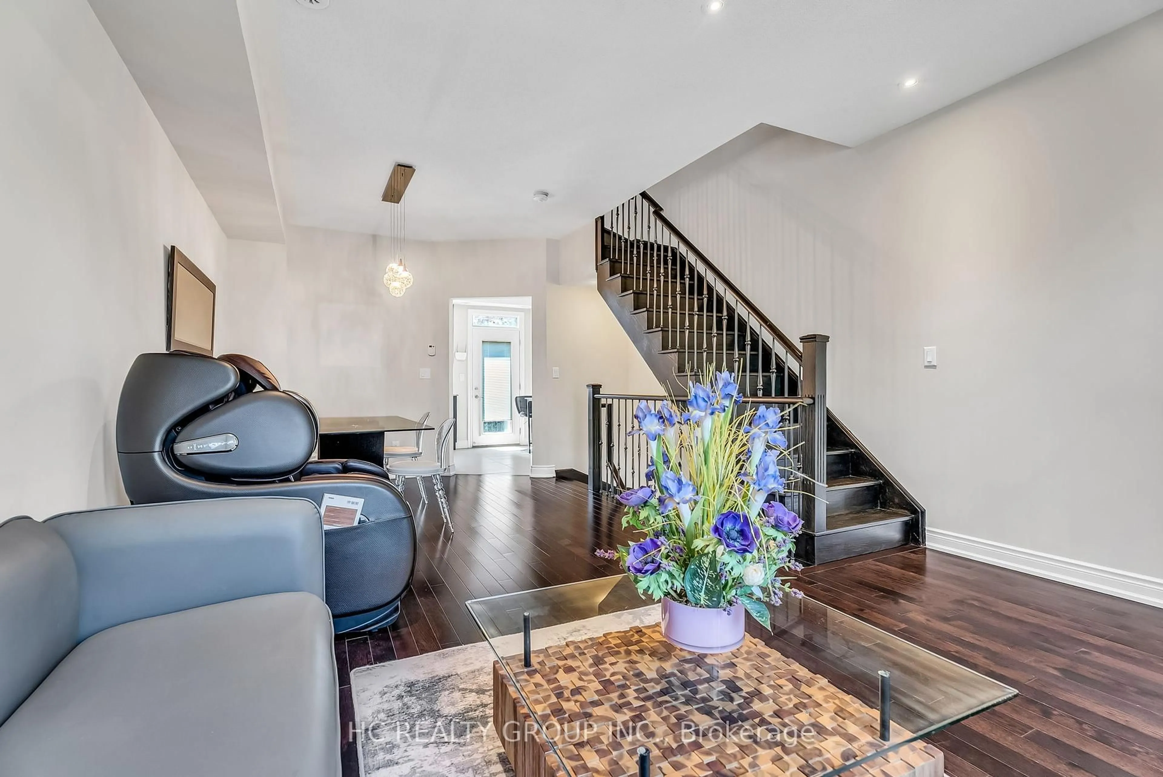 Indoor foyer for 225 South Park Rd #TH6, Markham Ontario L3T 0B6