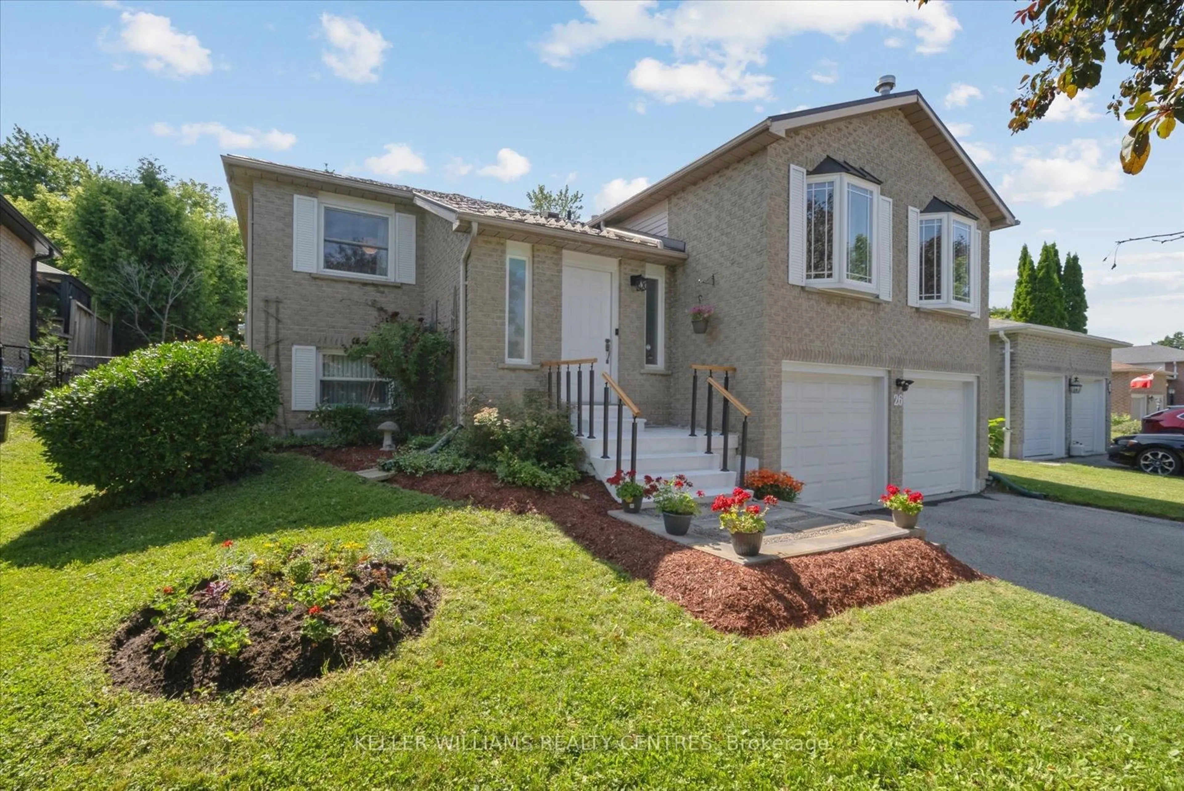 Home with vinyl exterior material, street for 26 Stonehill Blvd, East Gwillimbury Ontario L9N 1E3