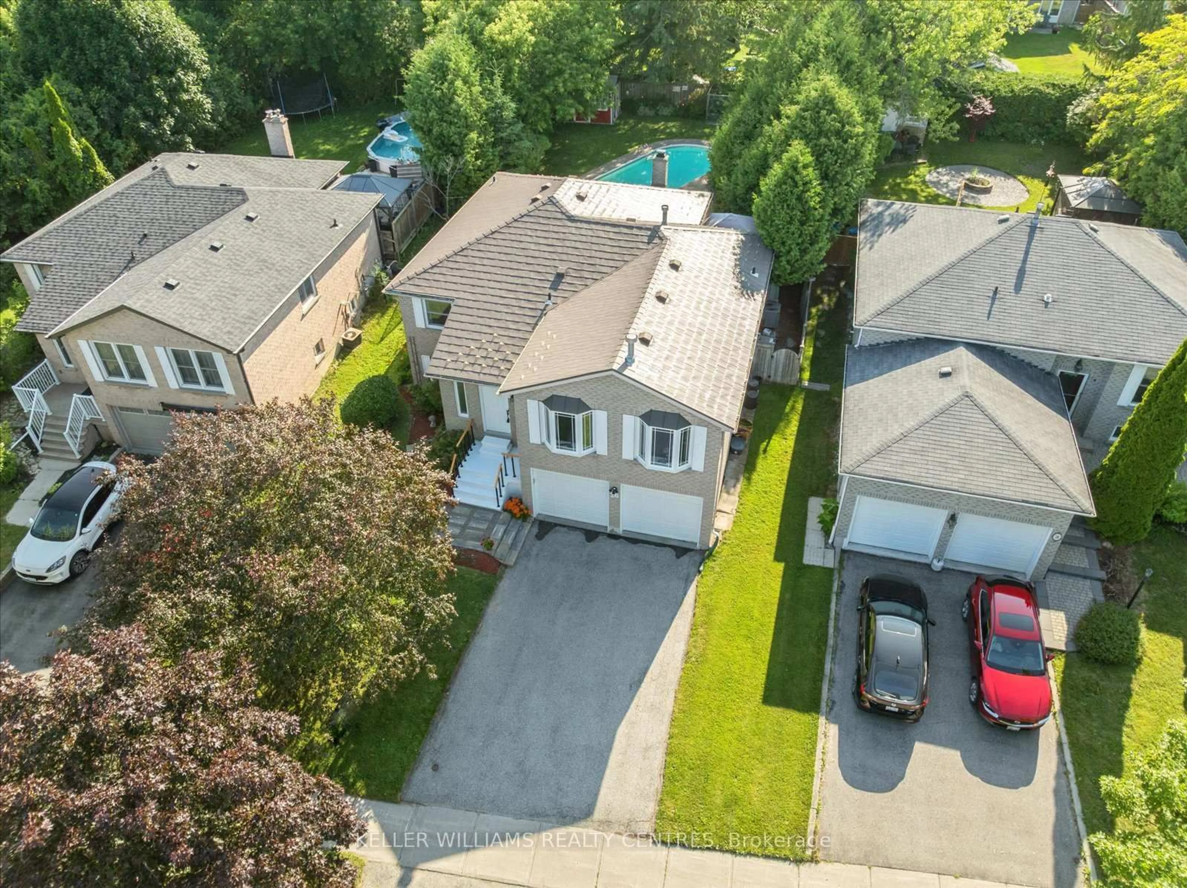 A pic from outside/outdoor area/front of a property/back of a property/a pic from drone, street for 26 Stonehill Blvd, East Gwillimbury Ontario L9N 1E3
