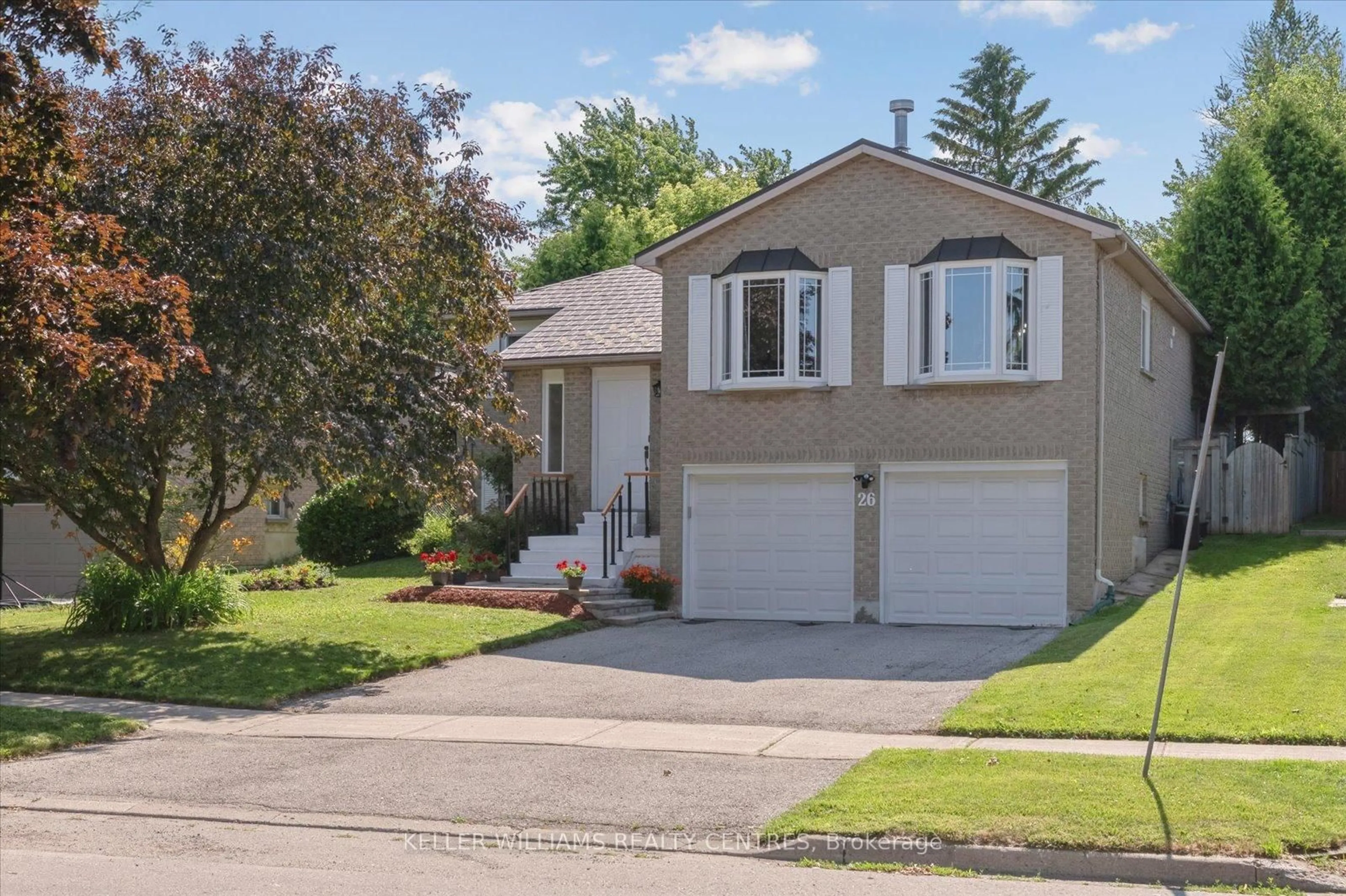 Home with vinyl exterior material, street for 26 Stonehill Blvd, East Gwillimbury Ontario L9N 1E3