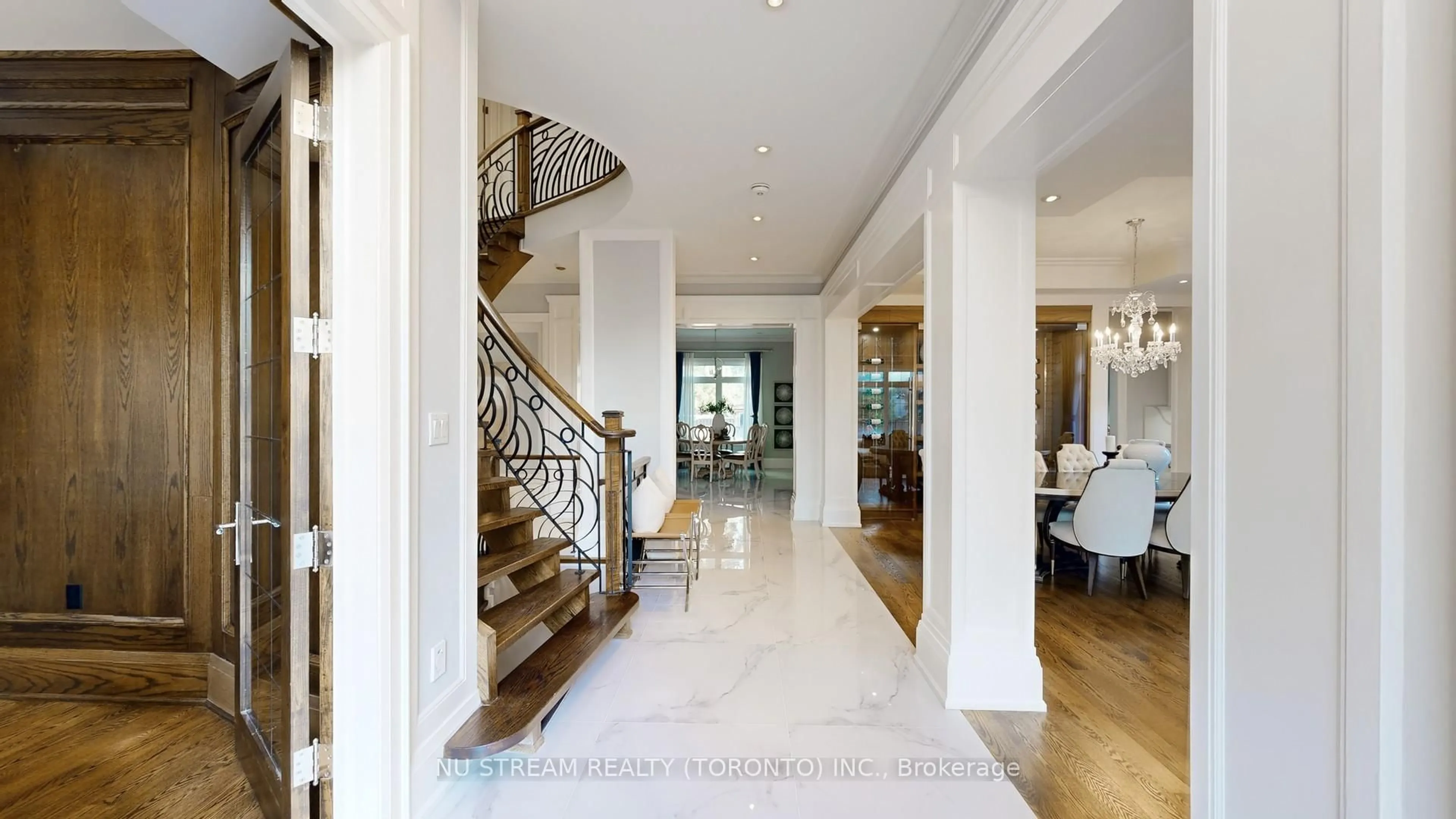 Indoor foyer for 3 Greentree Rd, Markham Ontario L3R 3A9