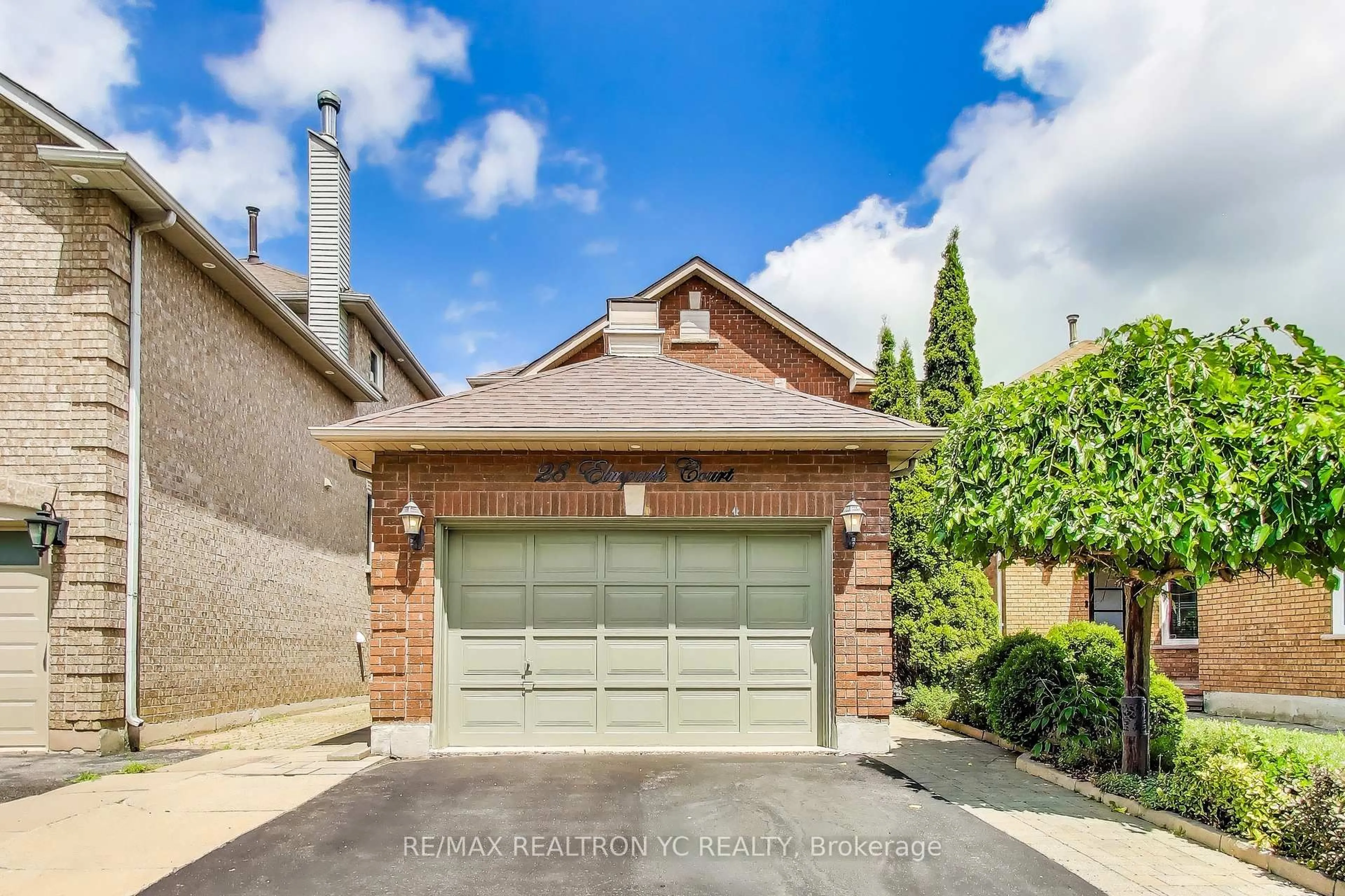 Indoor garage for 28 Elmpark Crt, Richmond Hill Ontario L4C 9T8