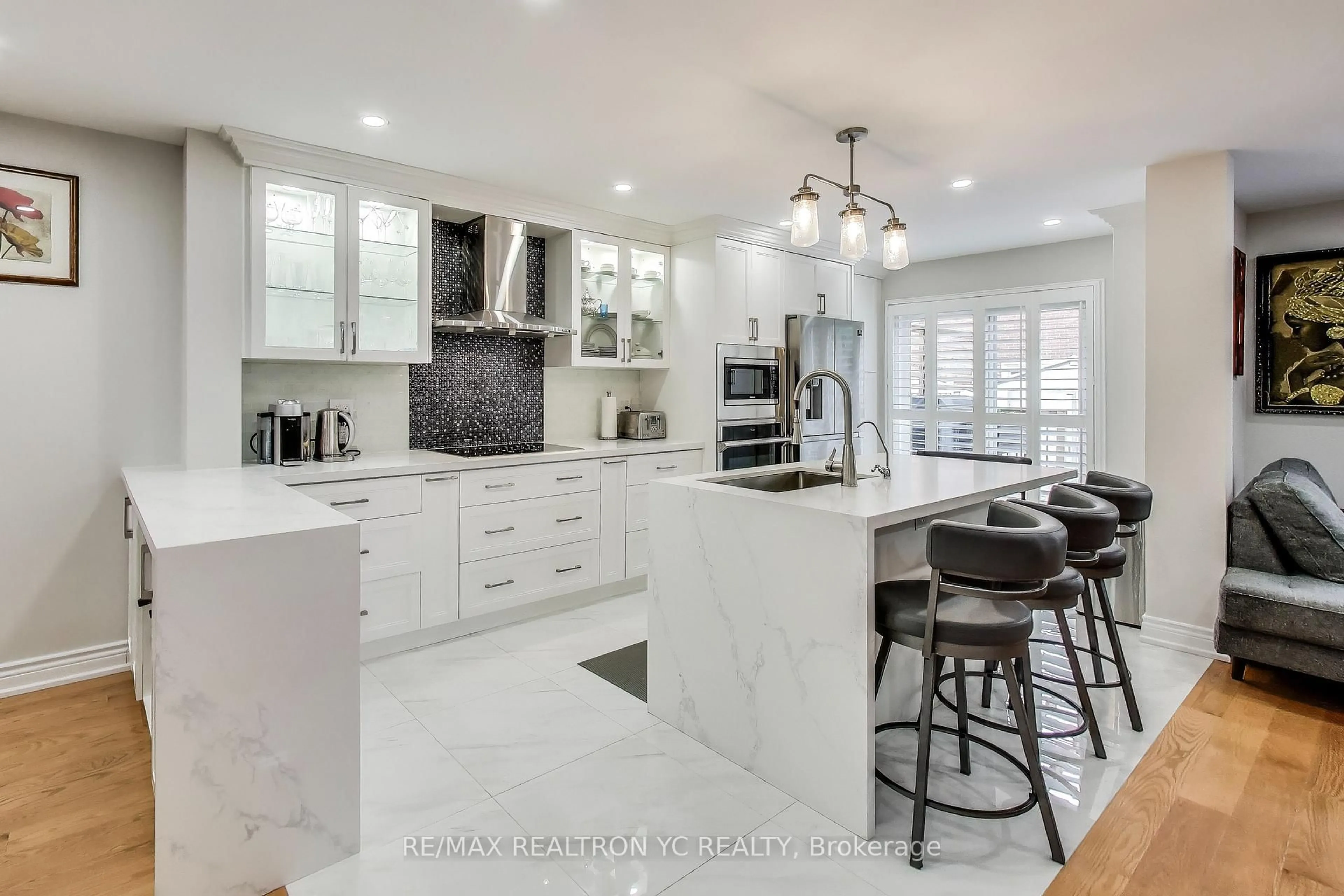 Open concept kitchen, ceramic/tile floor for 28 Elmpark Crt, Richmond Hill Ontario L4C 9T8