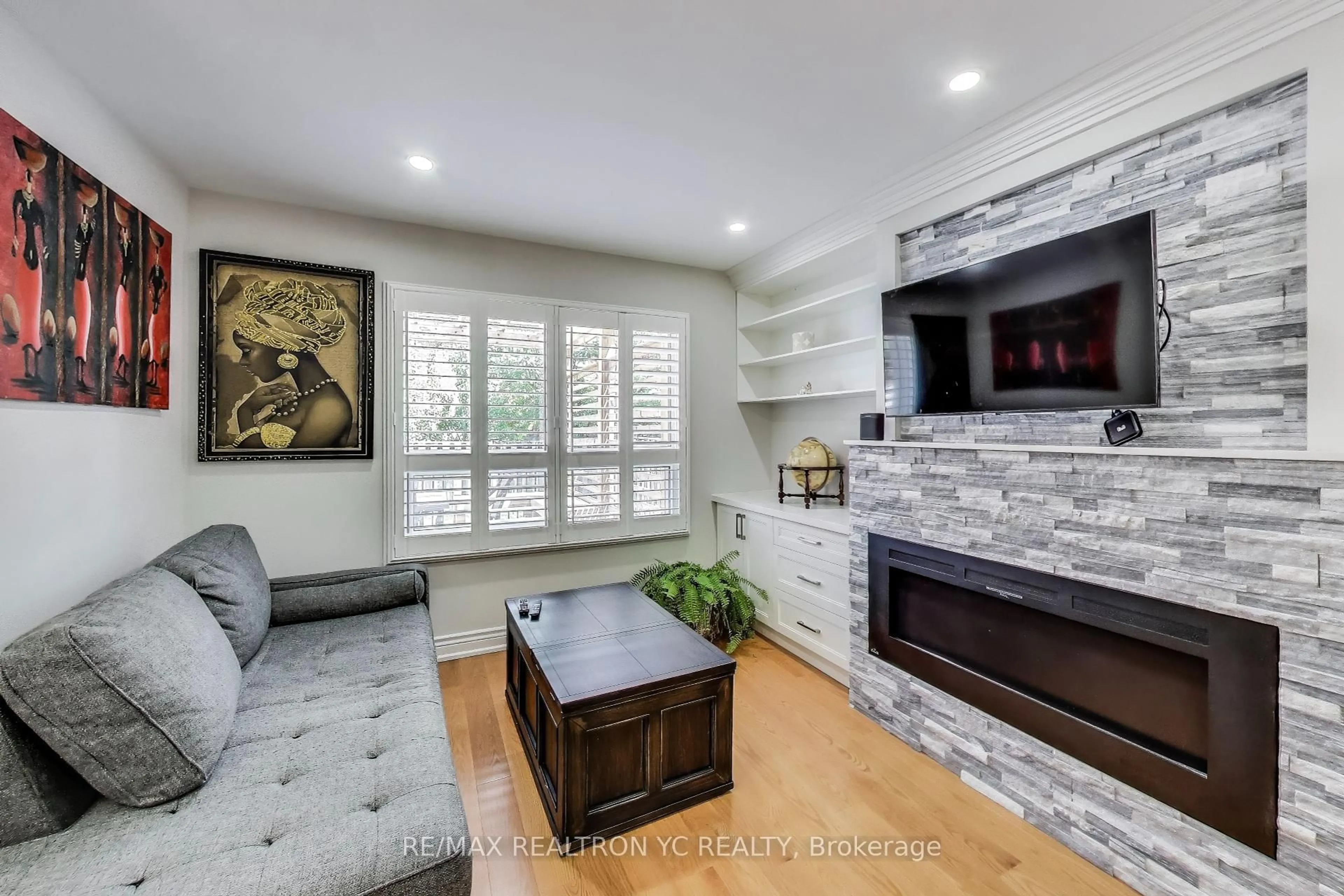 Living room with furniture, unknown for 28 Elmpark Crt, Richmond Hill Ontario L4C 9T8