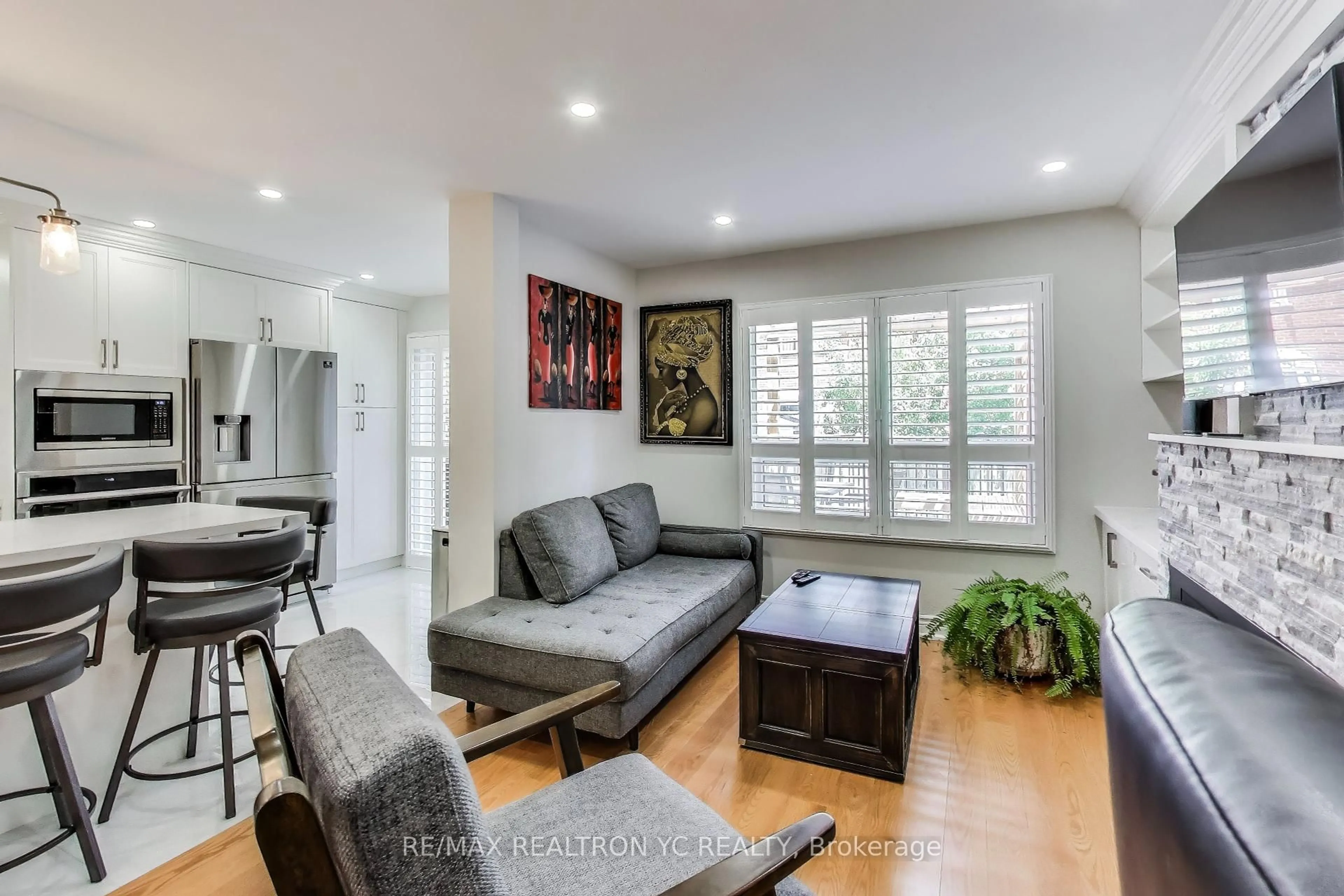 Living room with furniture, unknown for 28 Elmpark Crt, Richmond Hill Ontario L4C 9T8