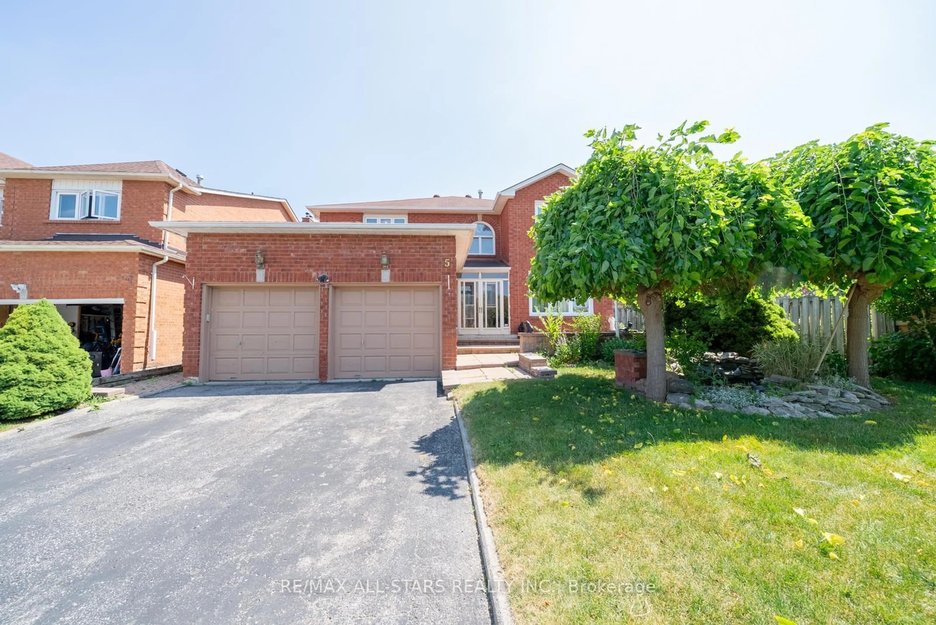A pic from outside/outdoor area/front of a property/back of a property/a pic from drone, street for 5 Janna Crt, Markham Ontario L3R 8Z3