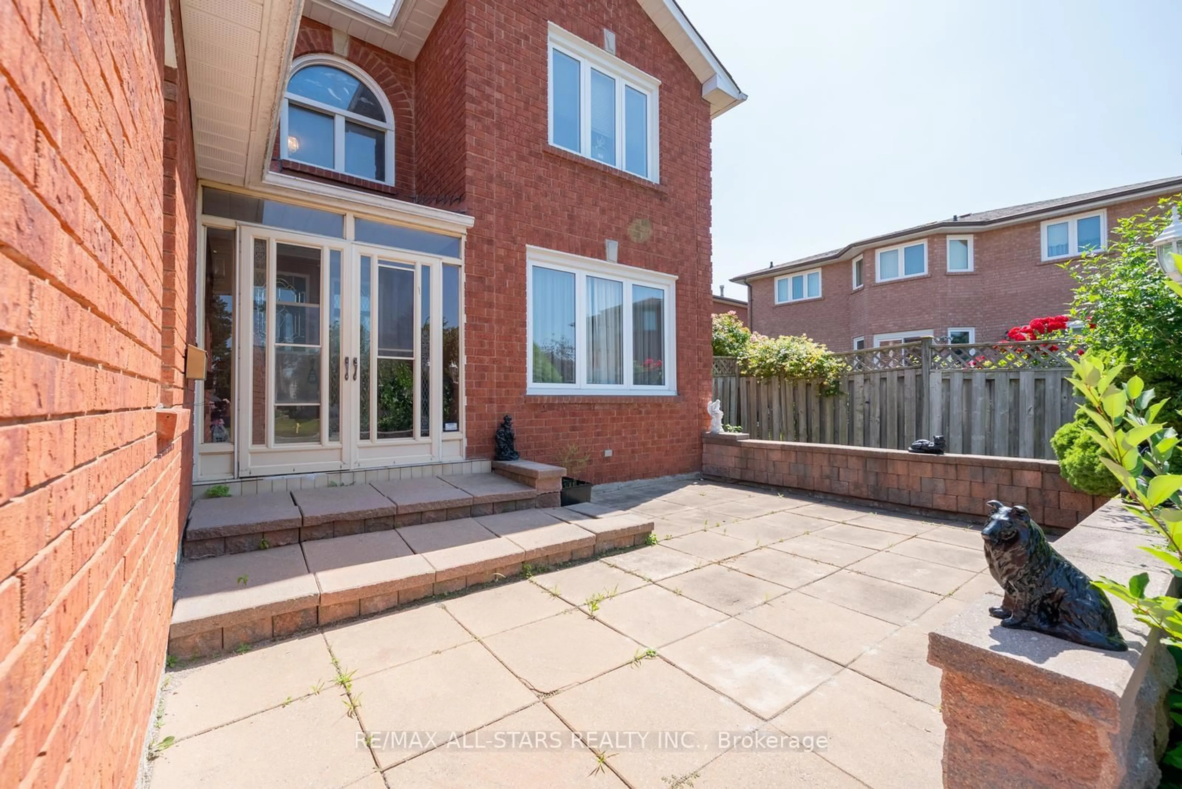 A pic from outside/outdoor area/front of a property/back of a property/a pic from drone, street for 5 Janna Crt, Markham Ontario L3R 8Z3
