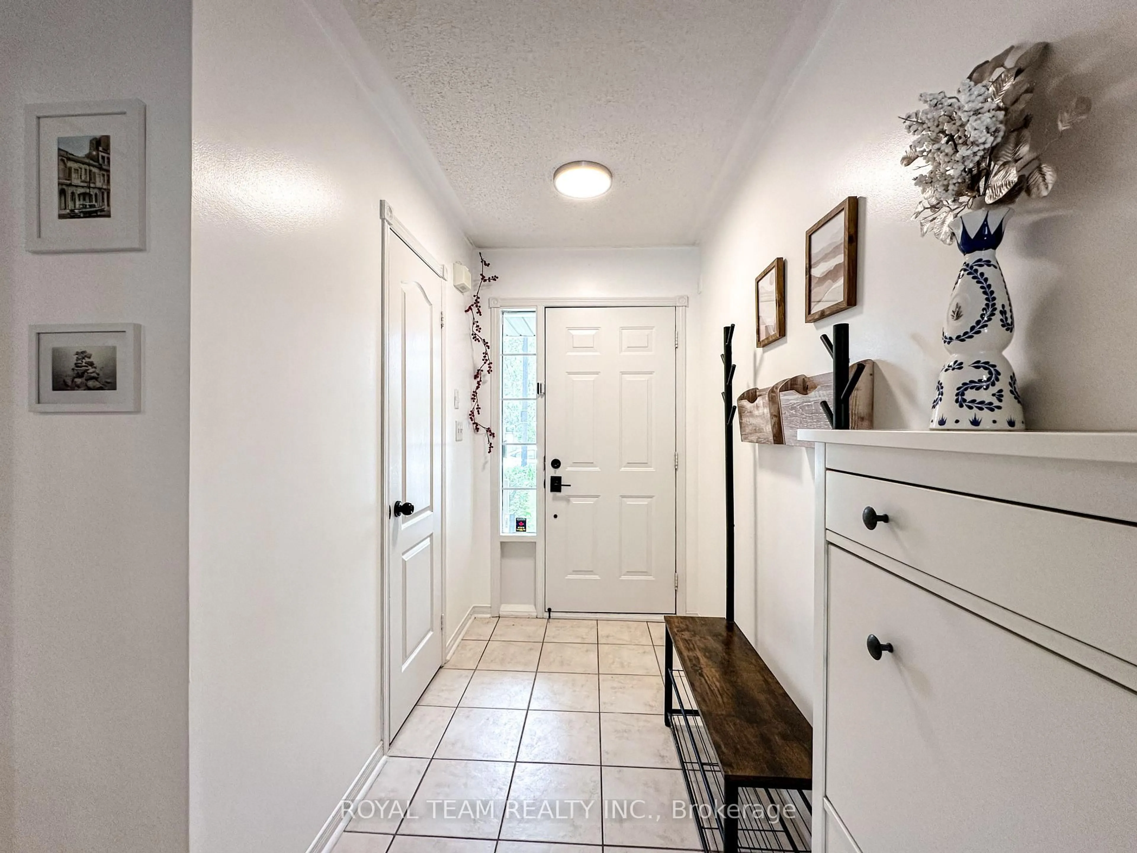 Indoor entryway for 12 Crittenden Dr, Georgina Ontario L4P 4E7