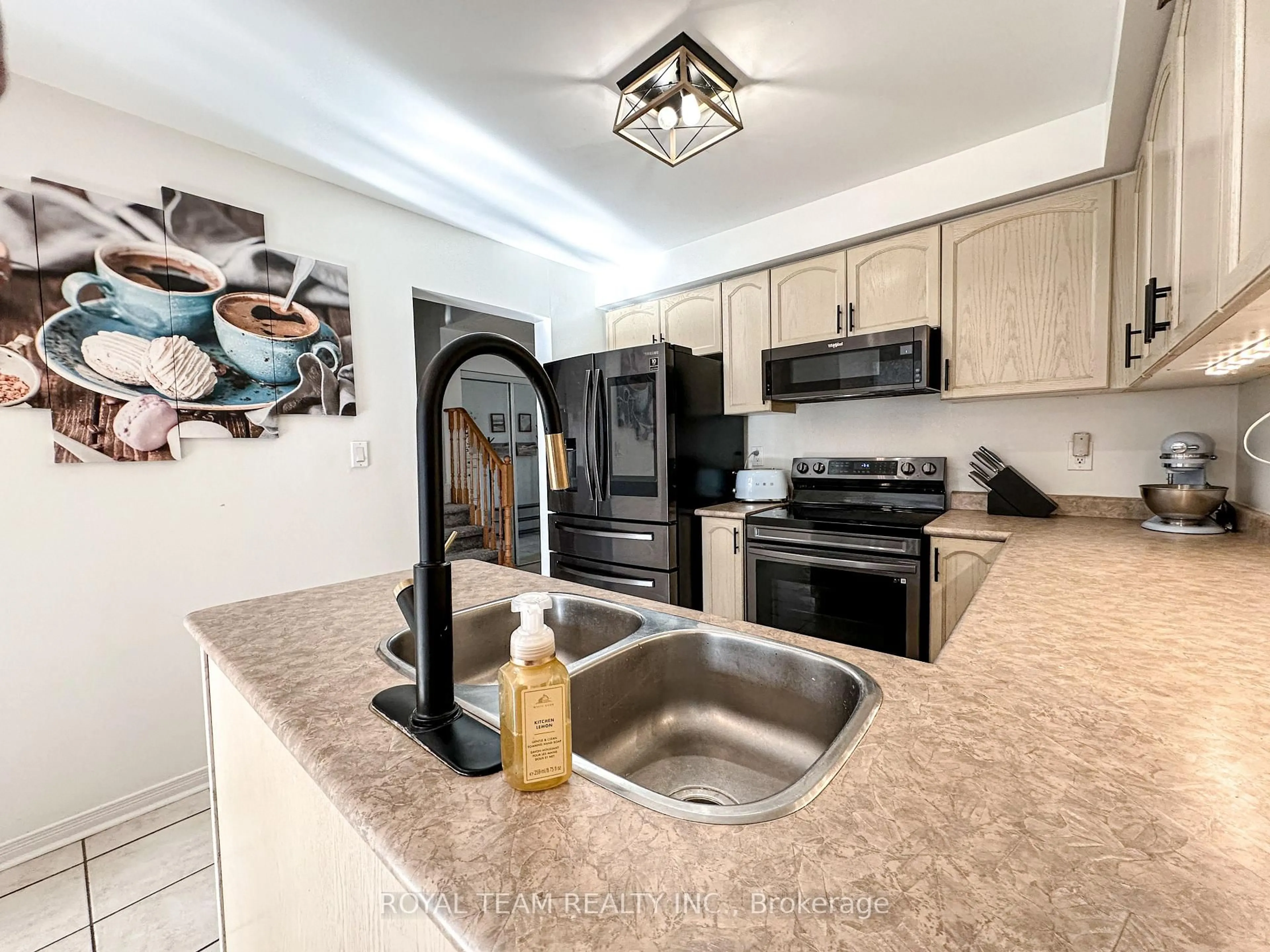 Open concept kitchen, unknown for 12 Crittenden Dr, Georgina Ontario L4P 4E7