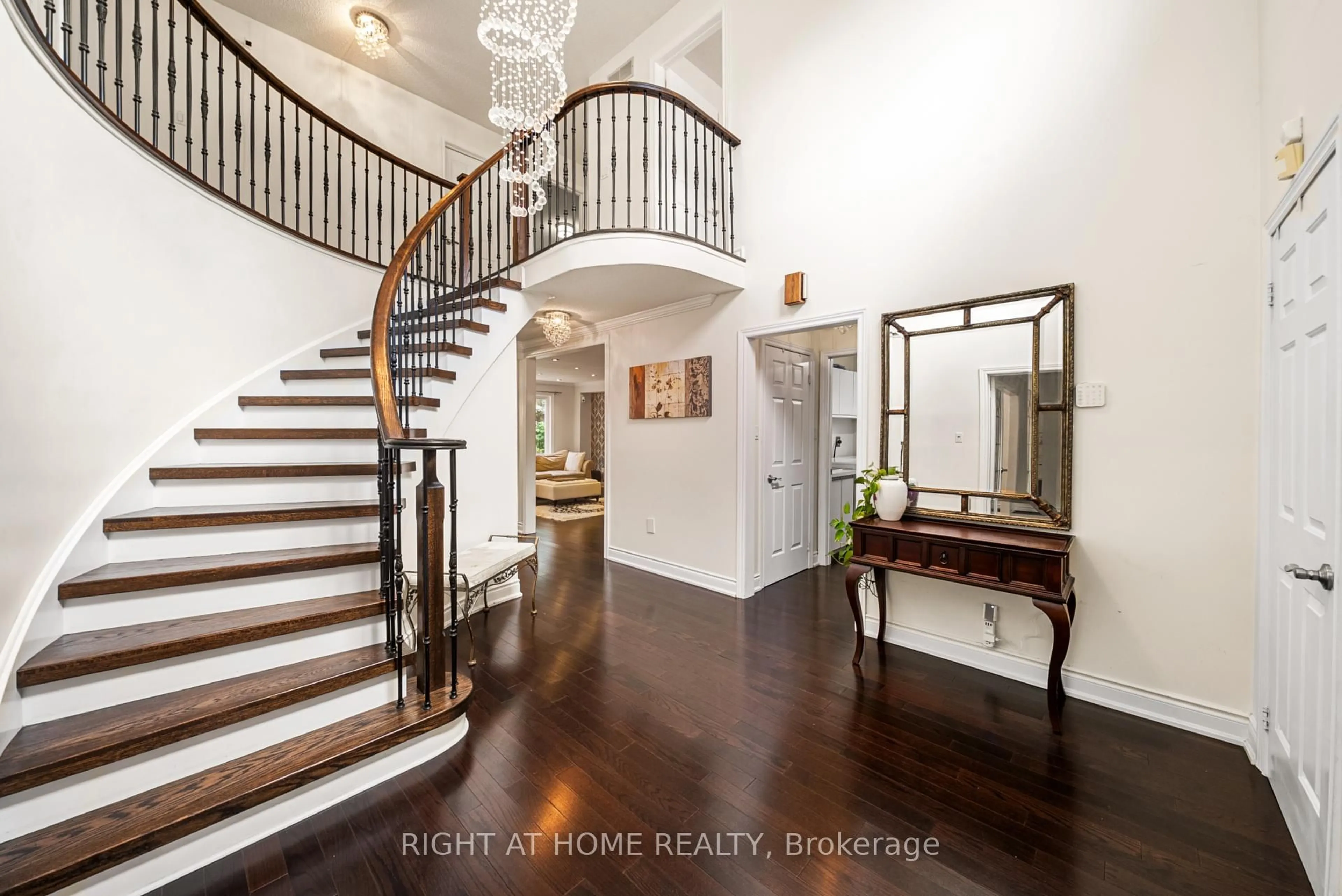 Indoor entryway for 5 Stave Cres, Richmond Hill Ontario L4C 9K4