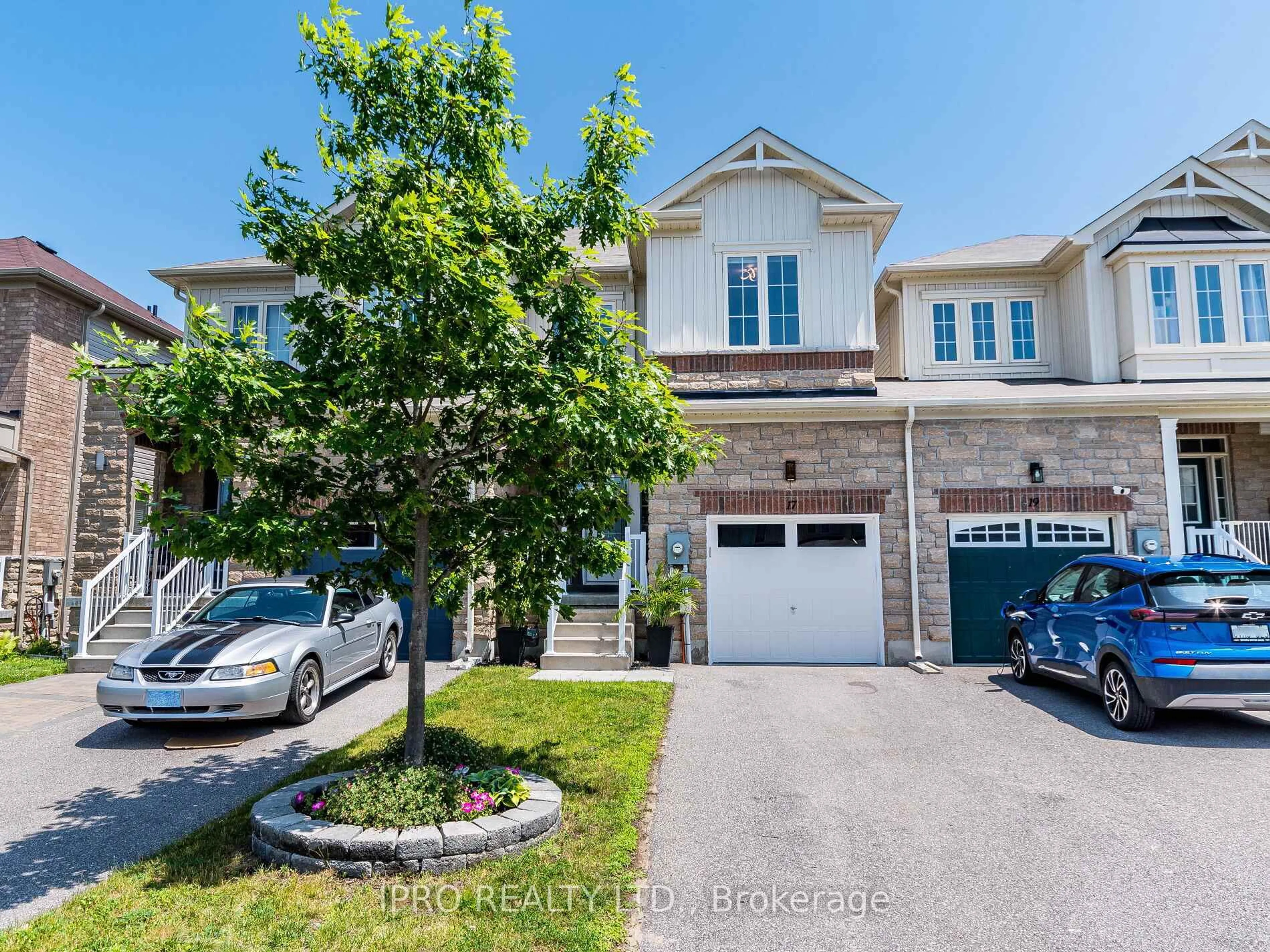 A pic from outside/outdoor area/front of a property/back of a property/a pic from drone, street for 17 Greenwood Dr, Essa Ontario L3W 0N5
