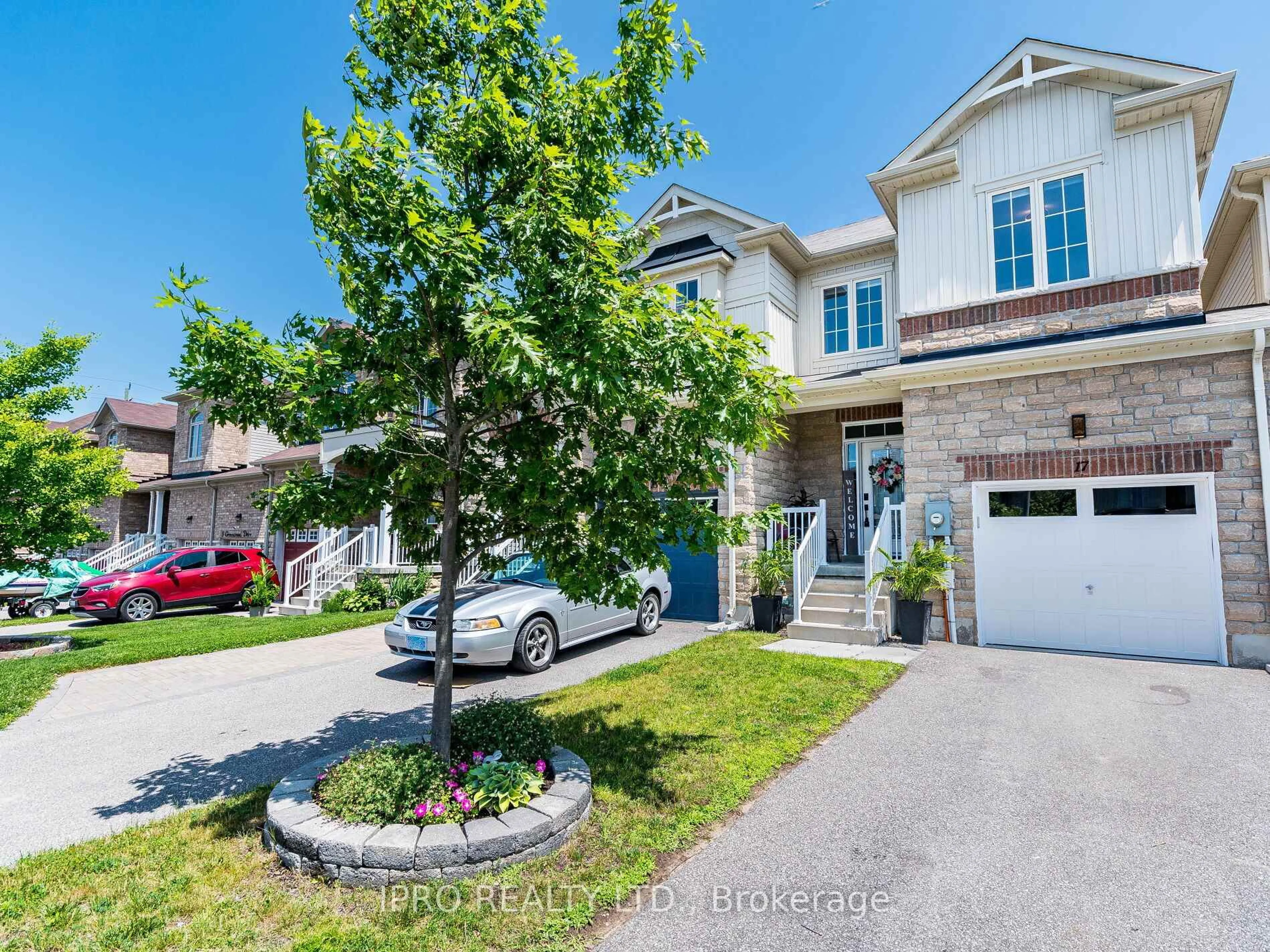 A pic from outside/outdoor area/front of a property/back of a property/a pic from drone, street for 17 Greenwood Dr, Essa Ontario L3W 0N5