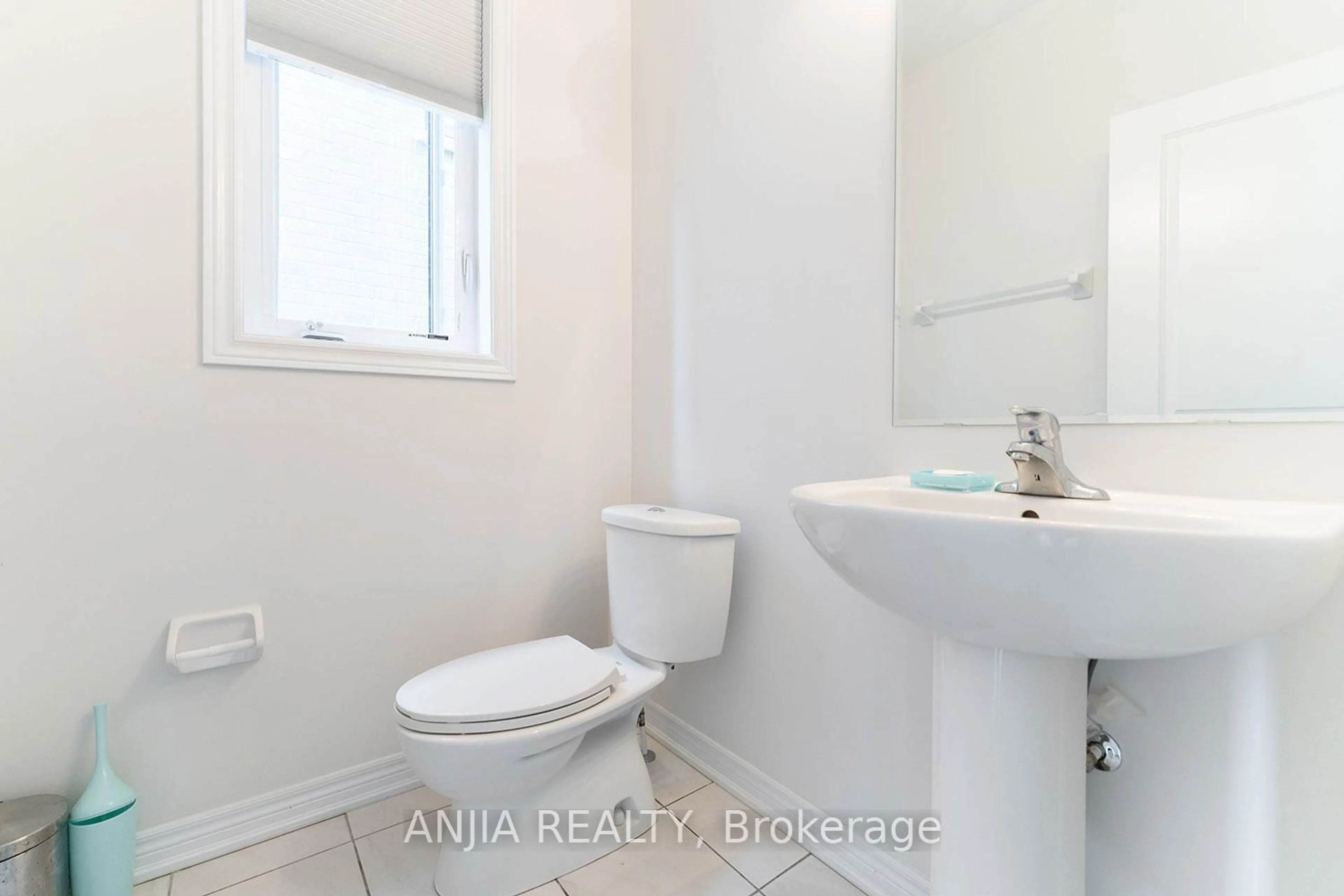 Standard bathroom, ceramic/tile floor for 163 Fallharvest Way, Whitchurch-Stouffville Ontario L4A 0R8
