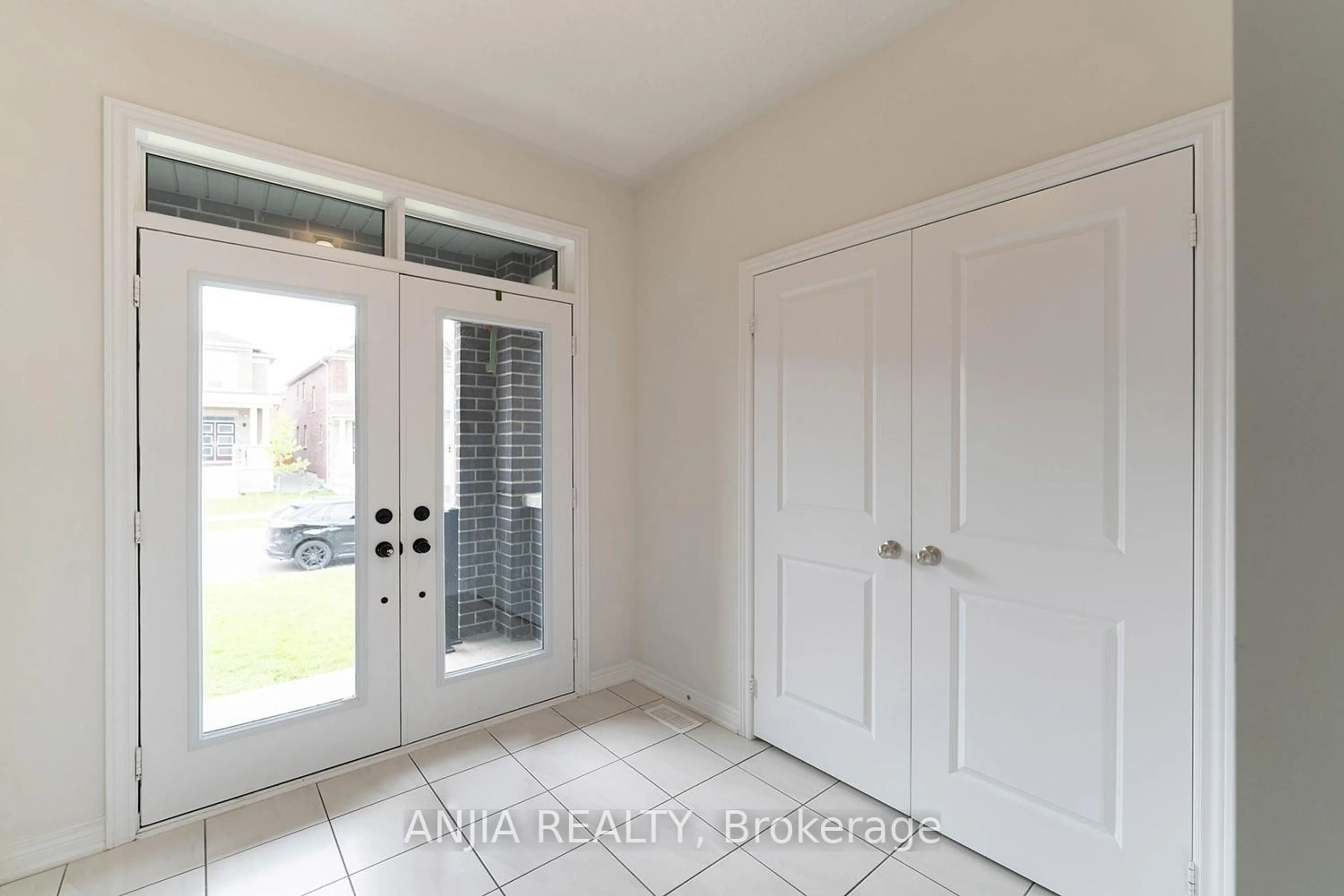 Indoor entryway for 163 Fallharvest Way, Whitchurch-Stouffville Ontario L4A 0R8