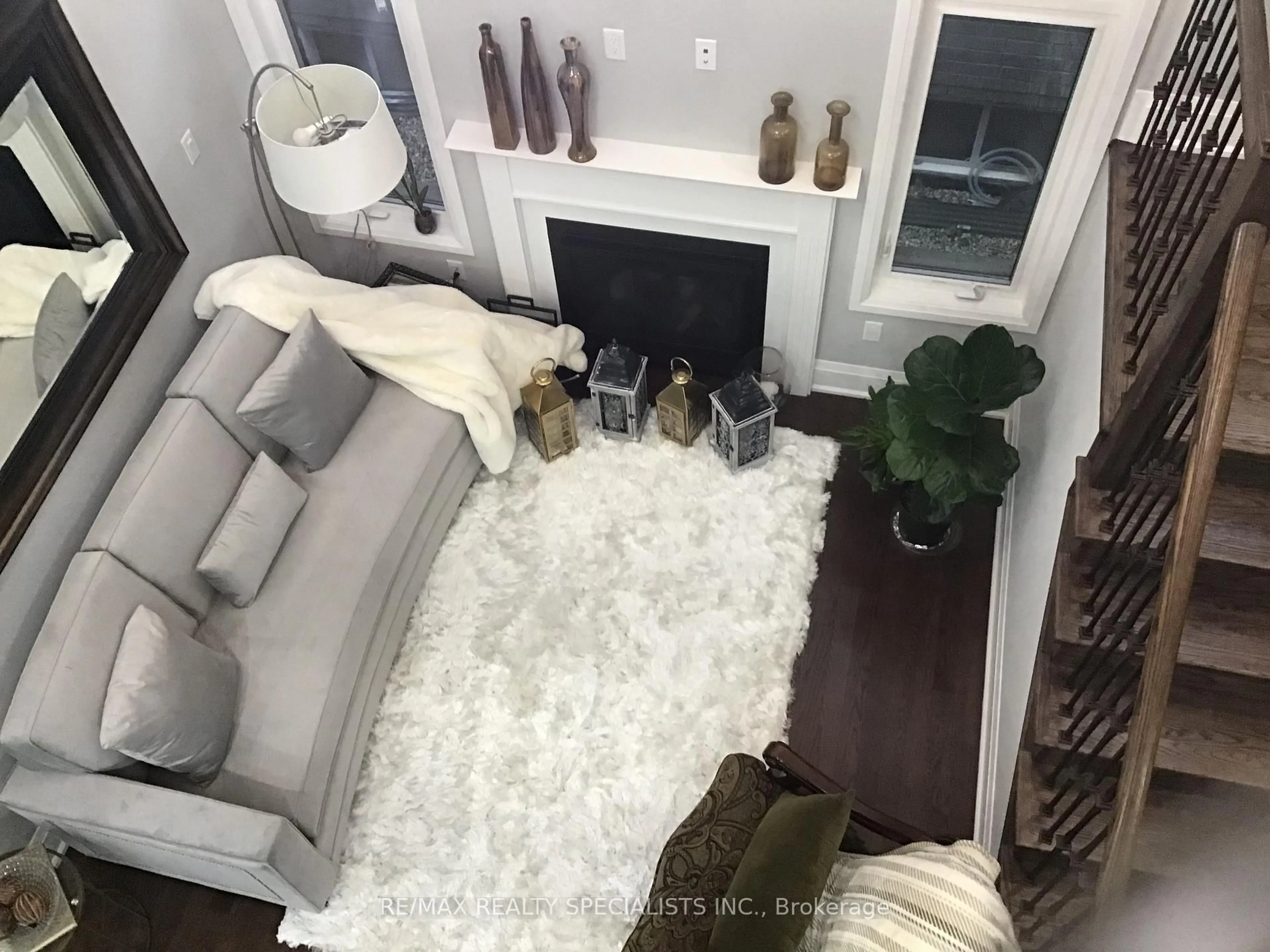 Living room with furniture, carpet floor for 220 Eight Ave, New Tecumseth Ontario L9R 0H8