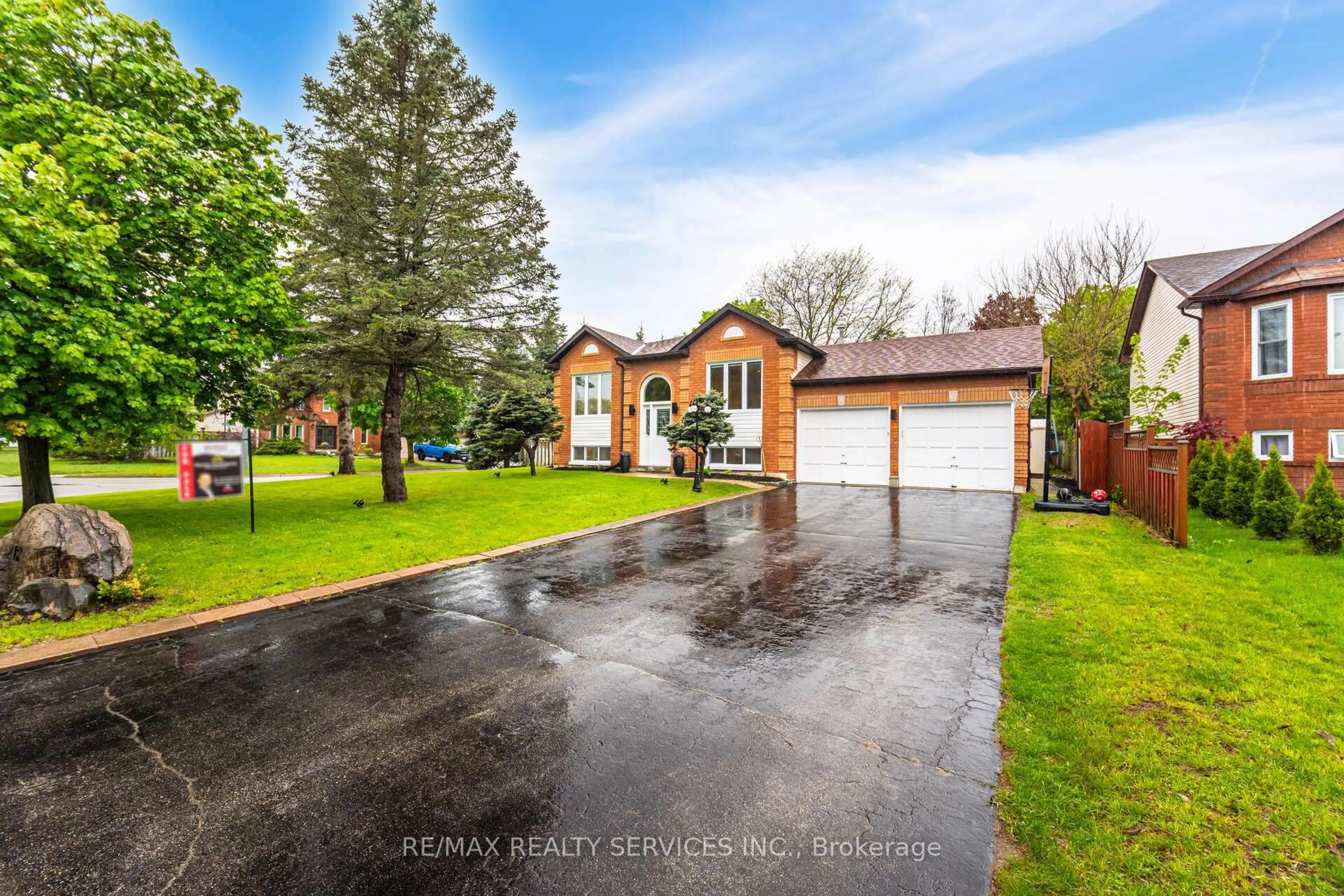 A pic from outside/outdoor area/front of a property/back of a property/a pic from drone, street for 15 Berkar St, Essa Ontario L0M 1B3