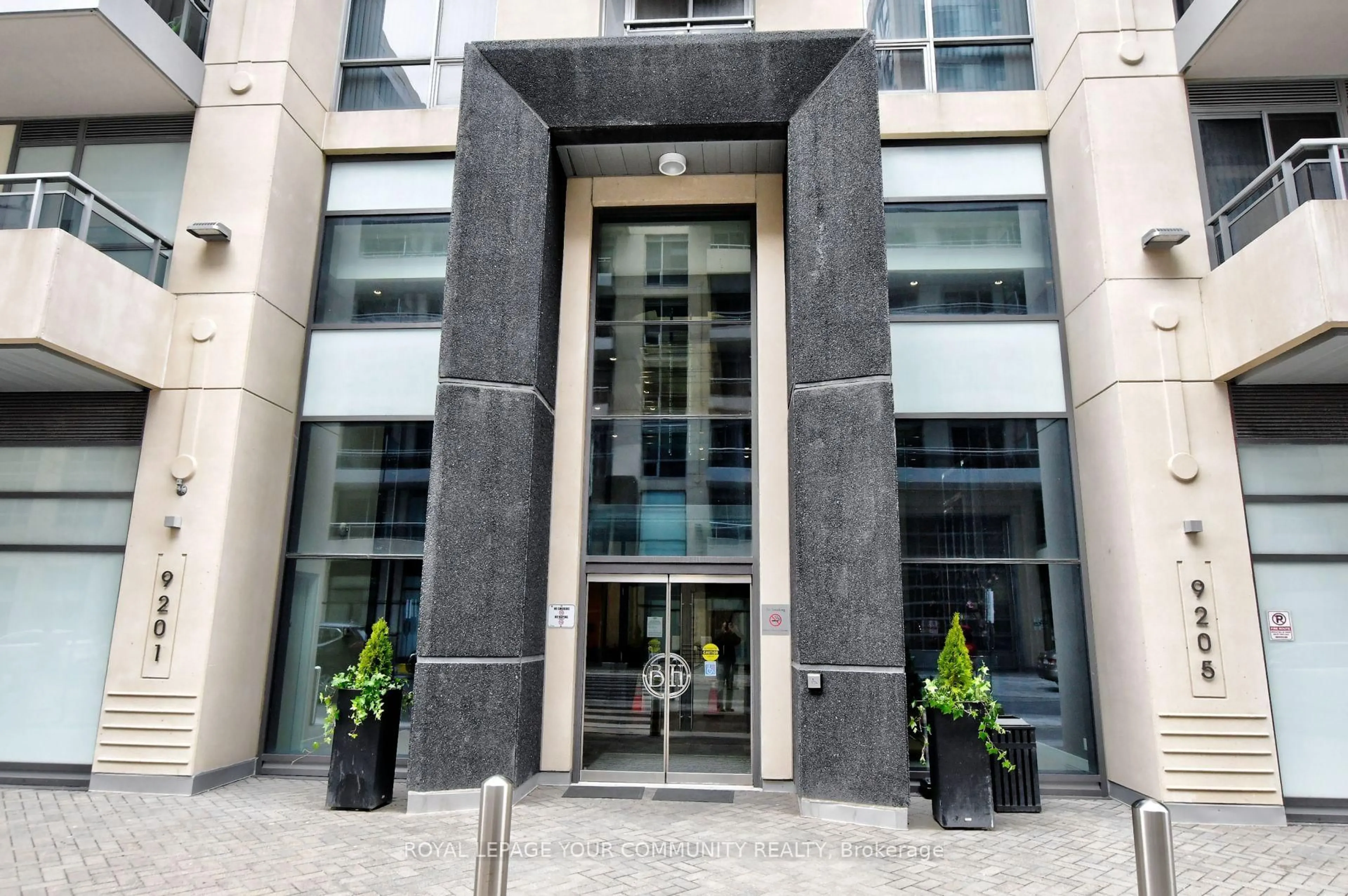 Indoor foyer for 9205 yonge St #1013 NE, Richmond Hill Ontario L4C 1V5