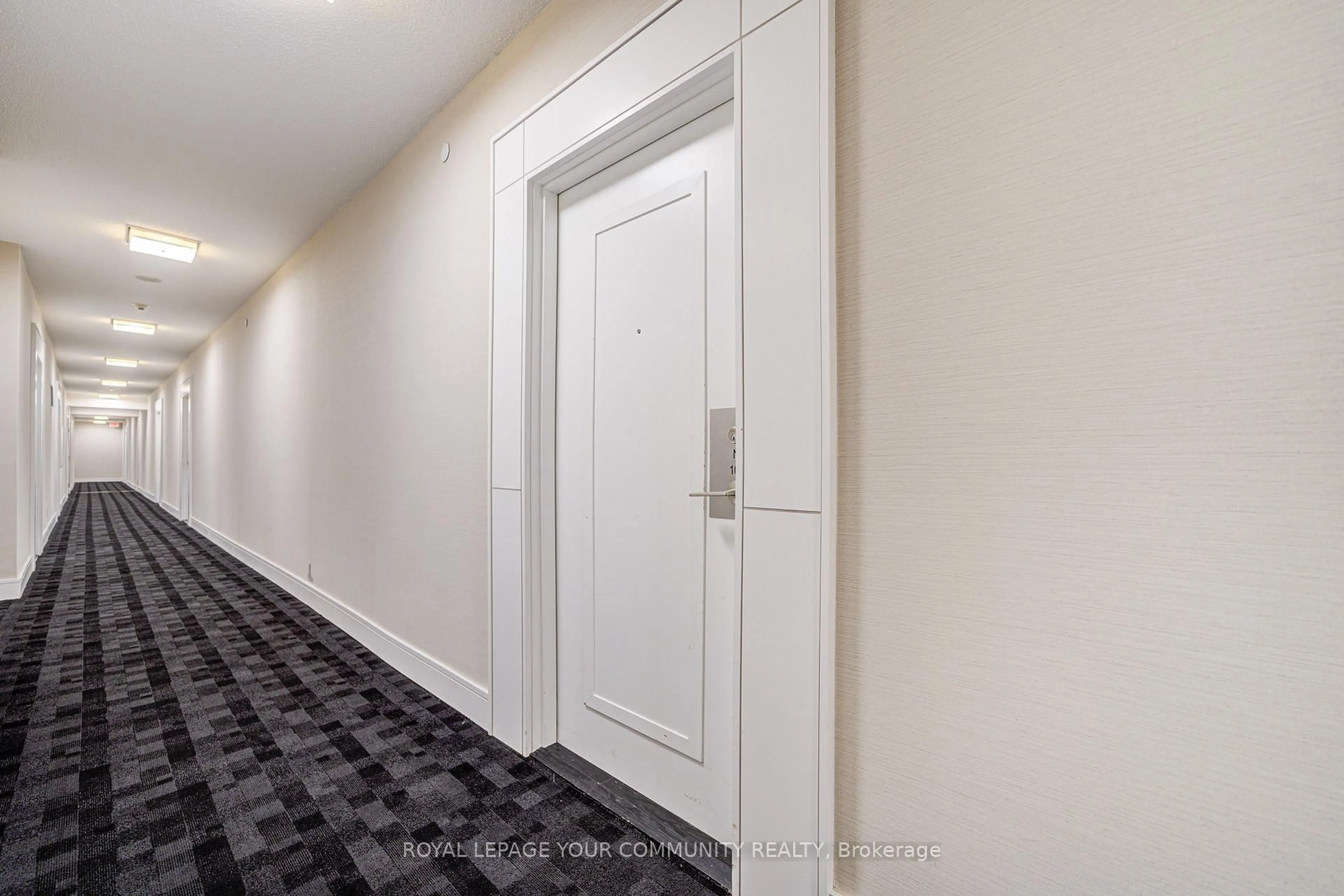 Indoor foyer for 9205 yonge St #1013 NE, Richmond Hill Ontario L4C 1V5