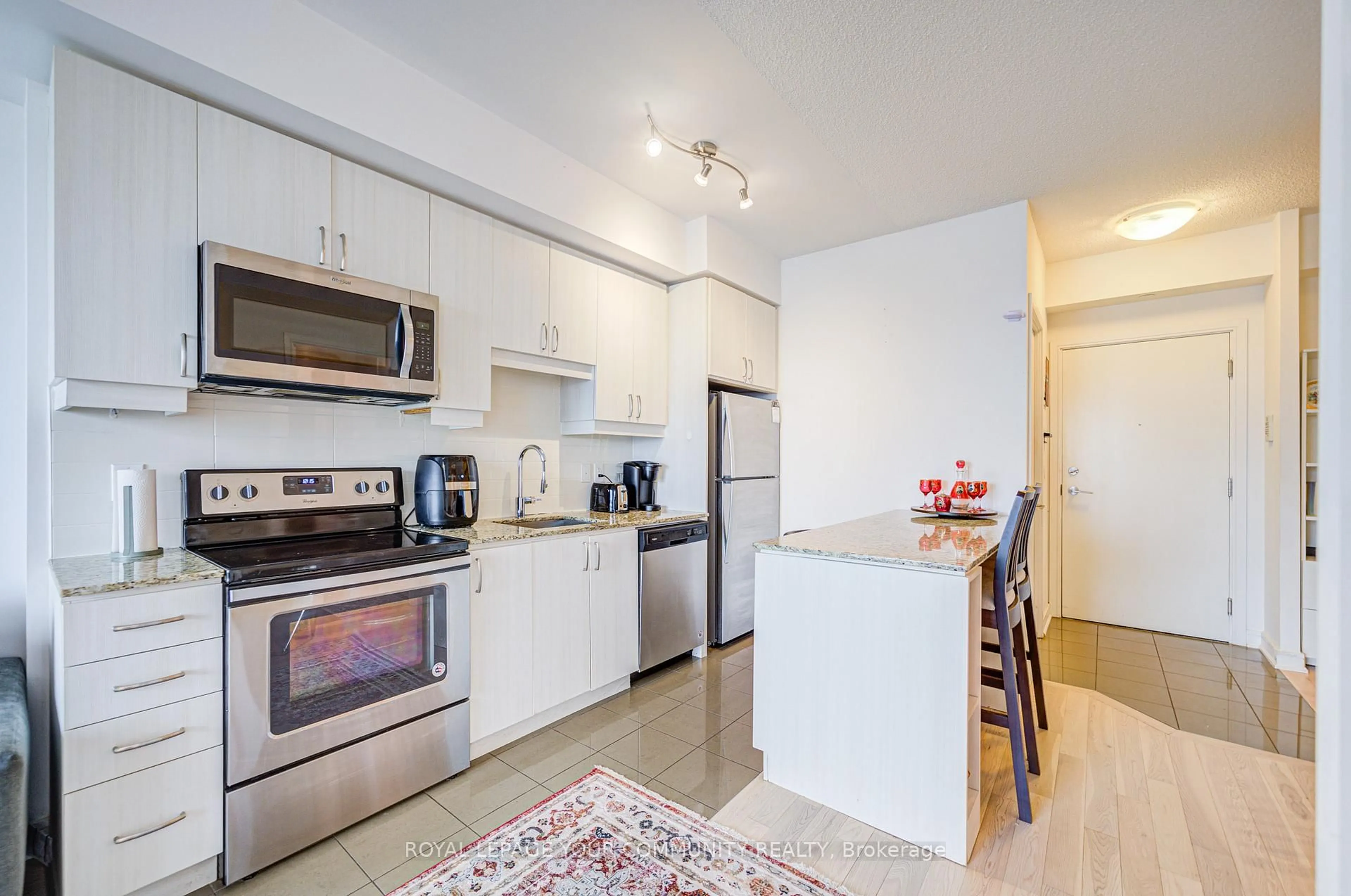 Standard kitchen, unknown for 9205 yonge St #1013 NE, Richmond Hill Ontario L4C 1V5