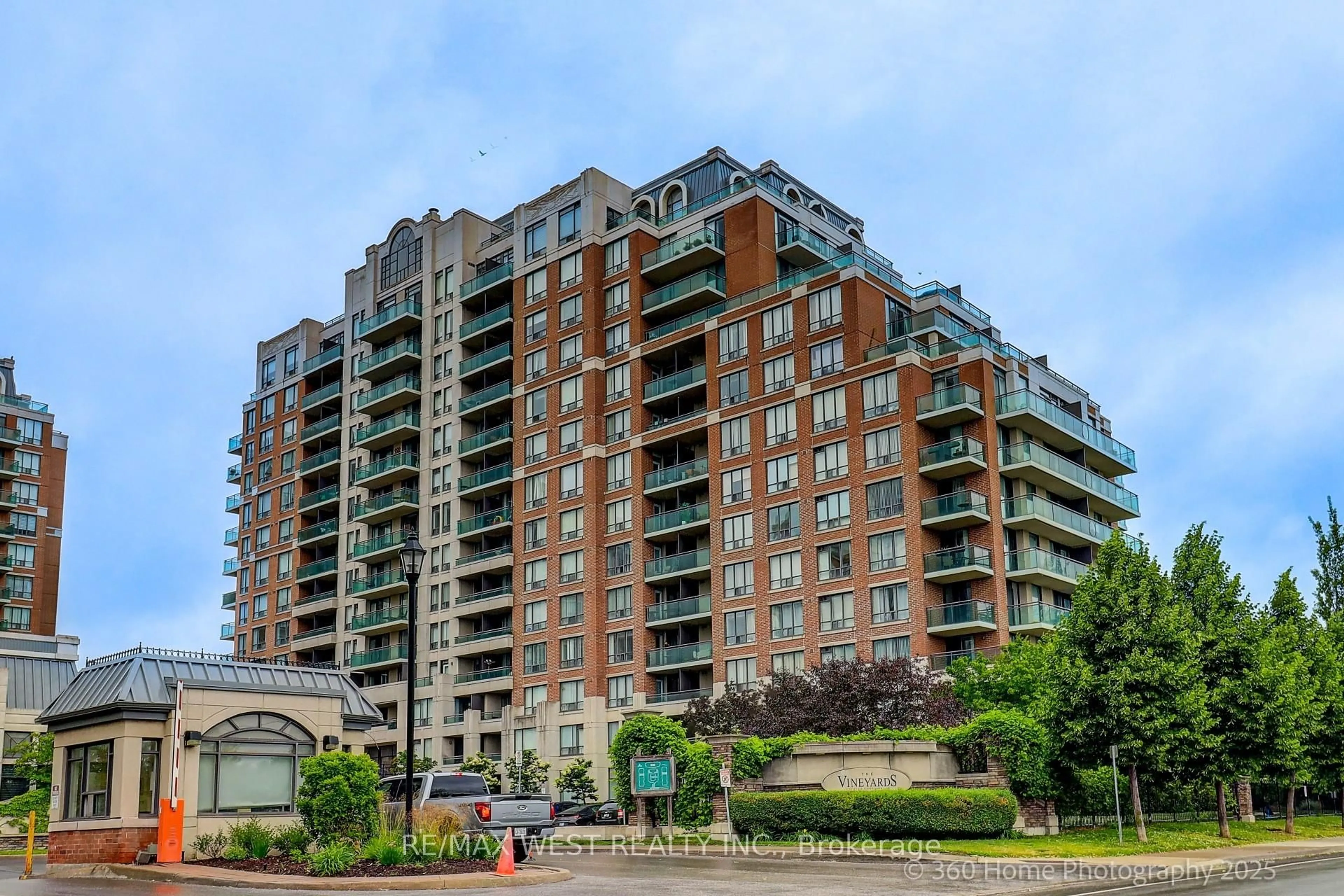 A pic from outside/outdoor area/front of a property/back of a property/a pic from drone, building for 350 Red Maple Rd #802, Richmond Hill Ontario L4C 0T5