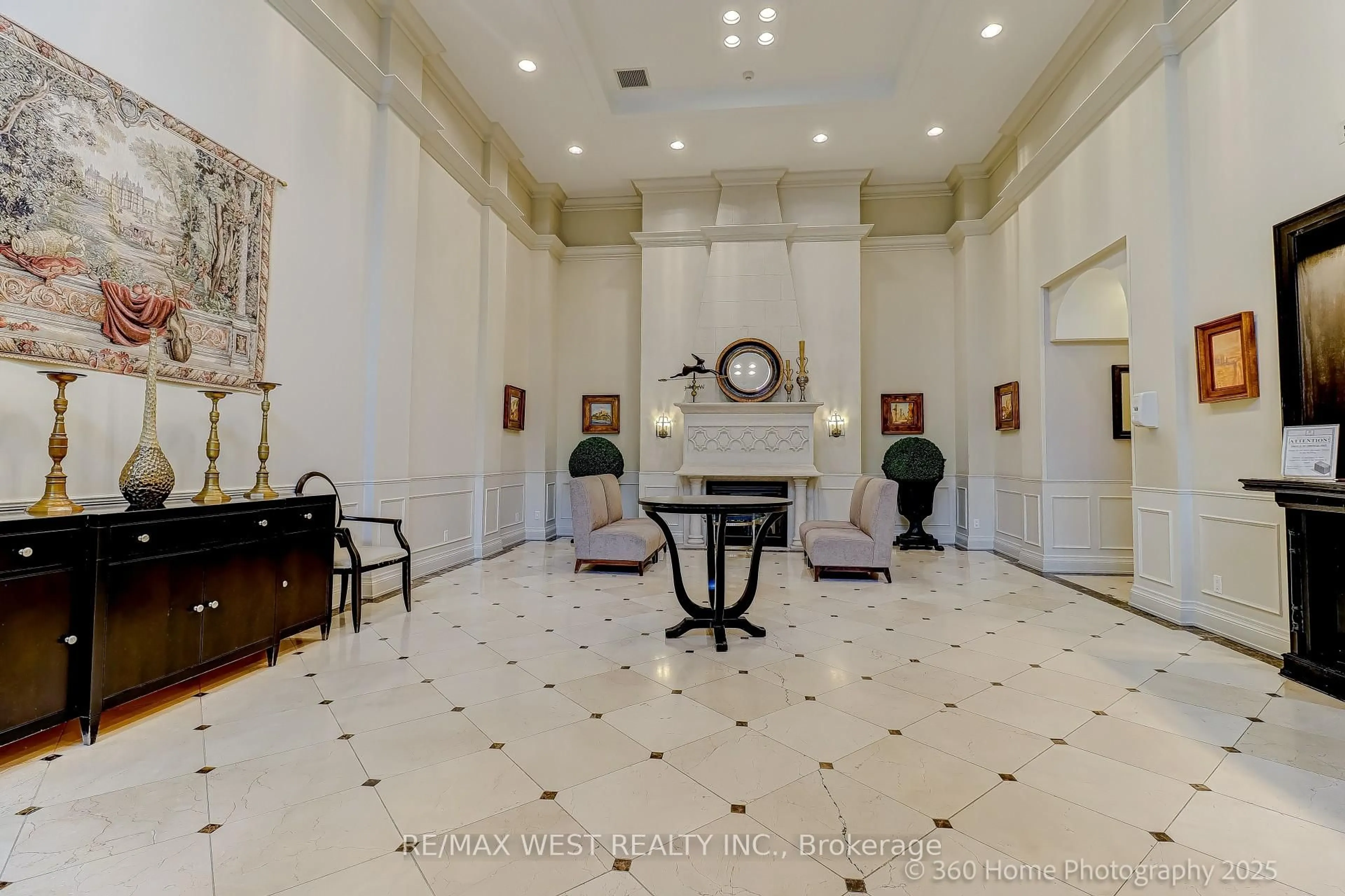 Indoor foyer for 350 Red Maple Rd #802, Richmond Hill Ontario L4C 0T5
