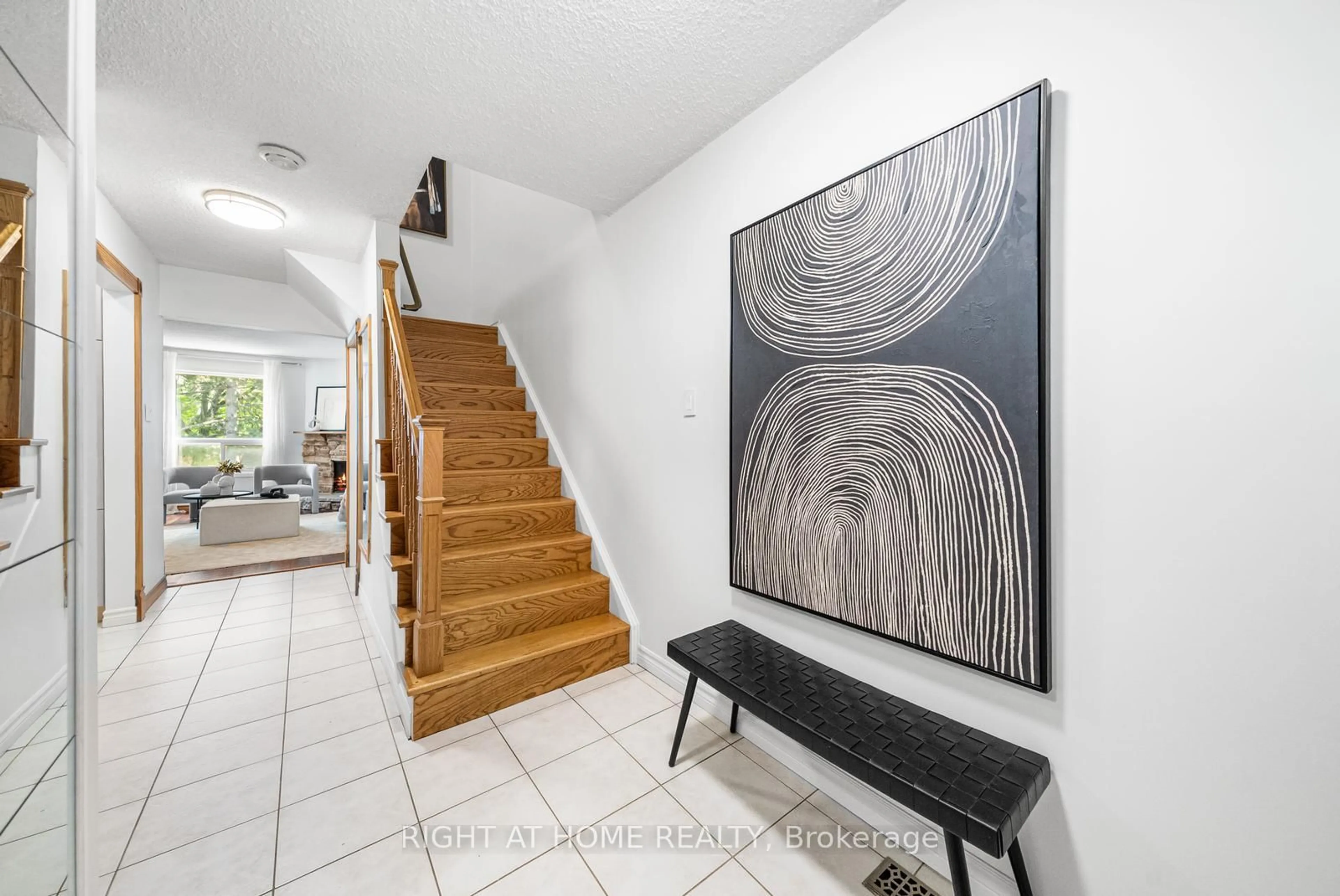 Indoor entryway for 8 Kindale Way, Markham Ontario L3T 4Z3