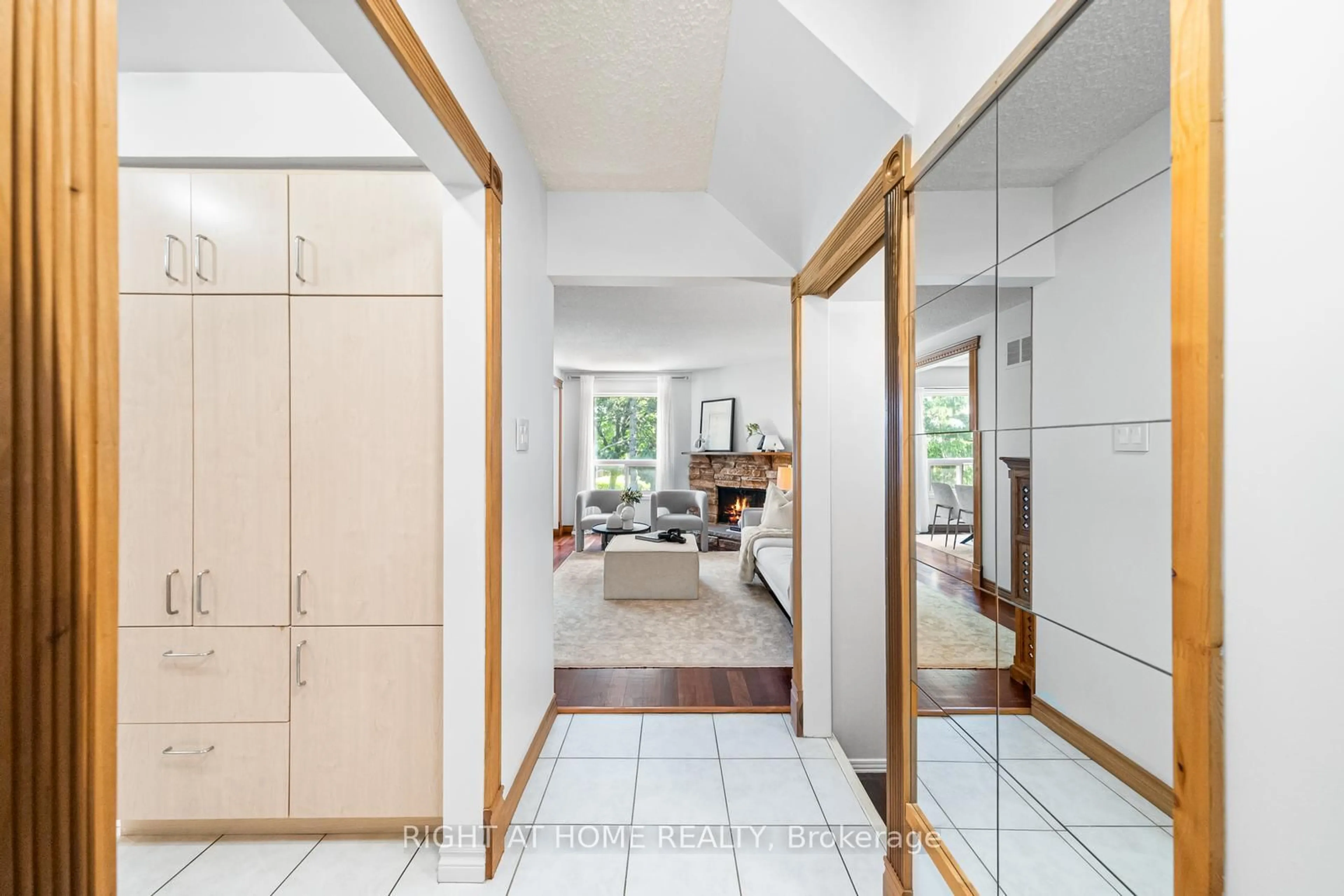 Indoor entryway for 8 Kindale Way, Markham Ontario L3T 4Z3