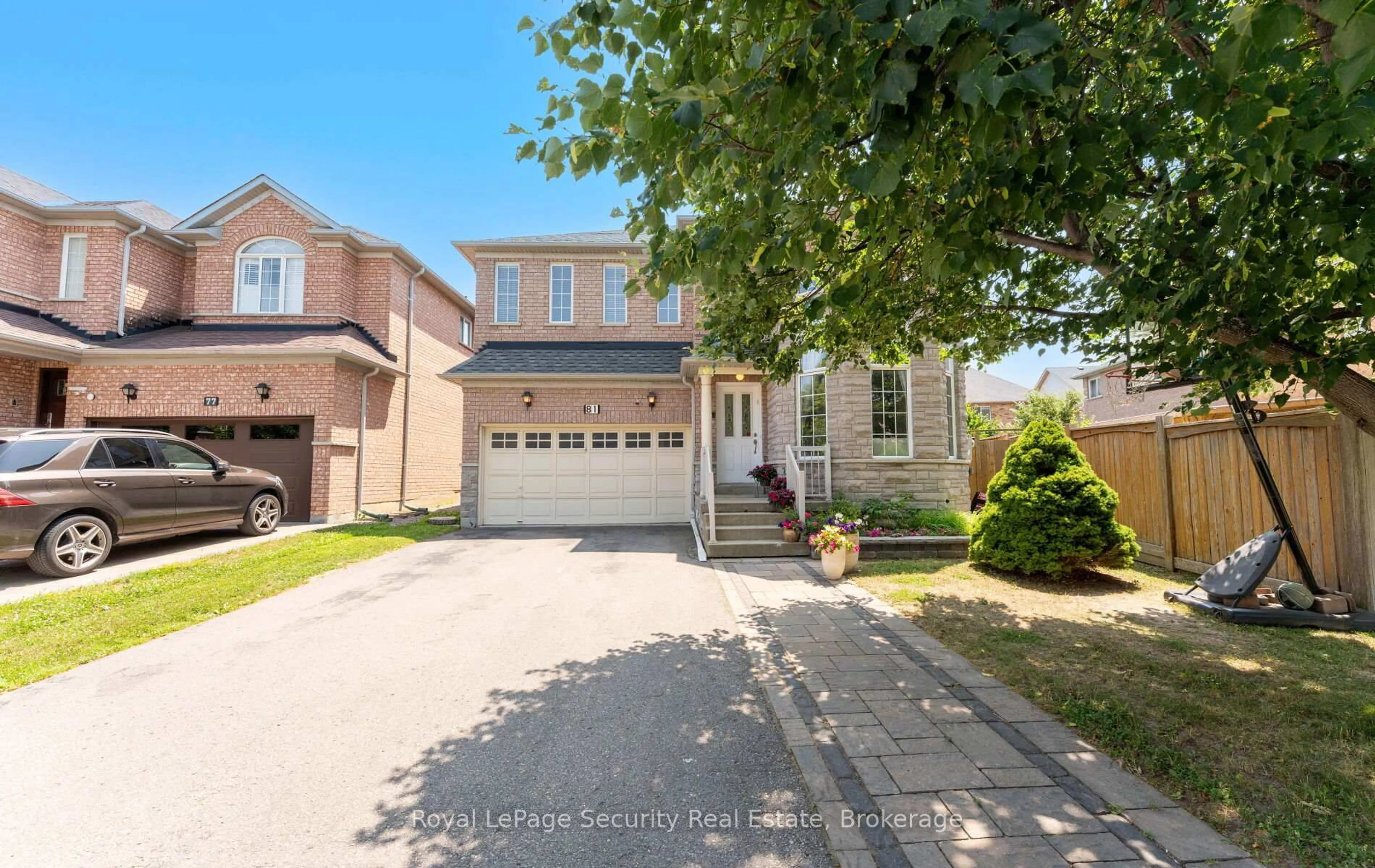 A pic from outside/outdoor area/front of a property/back of a property/a pic from drone, street for 81 Ten Oaks Blvd, Vaughan Ontario L4K 5G3
