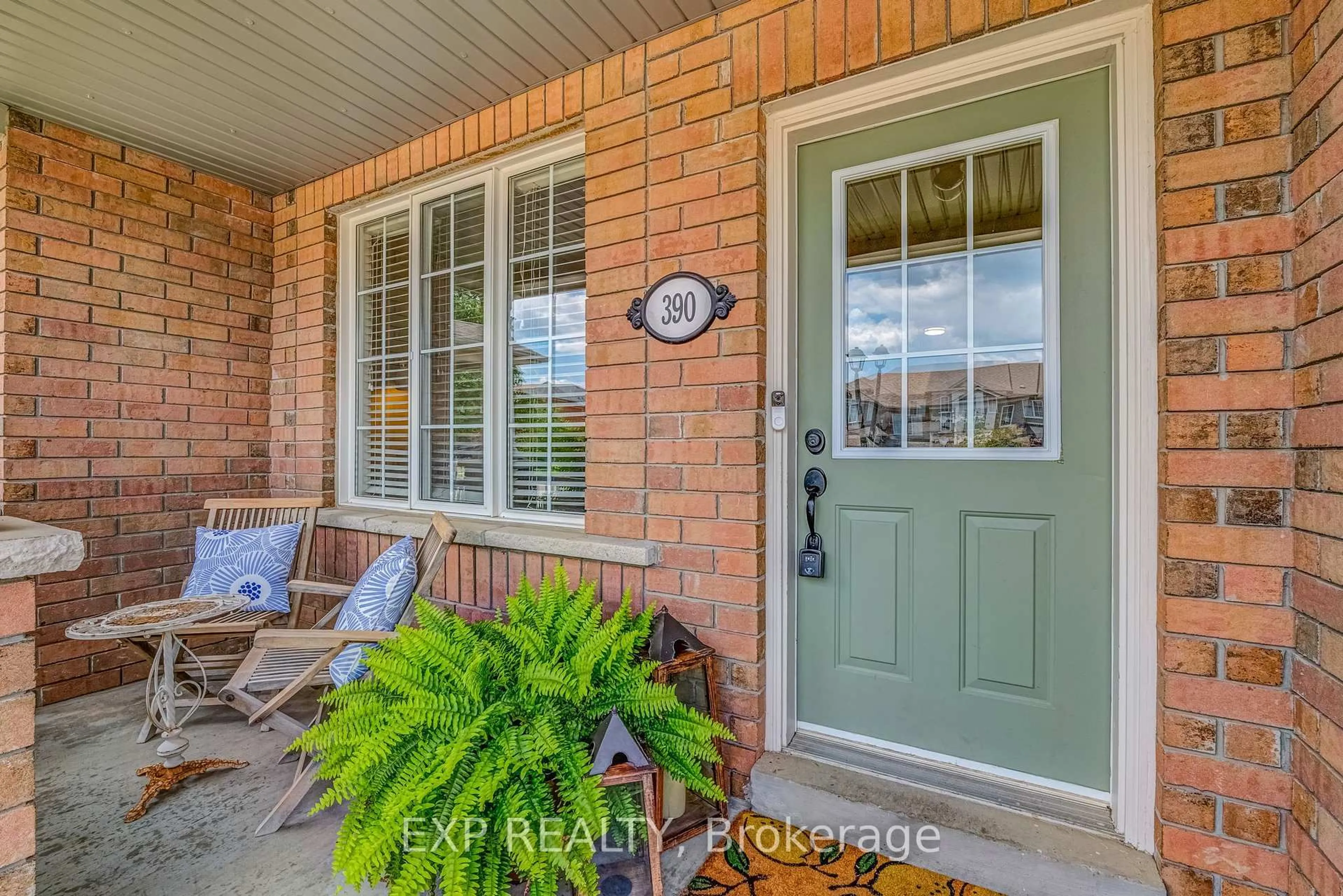Indoor entryway for 390 Flagstone Way, Newmarket Ontario L3X 2R3