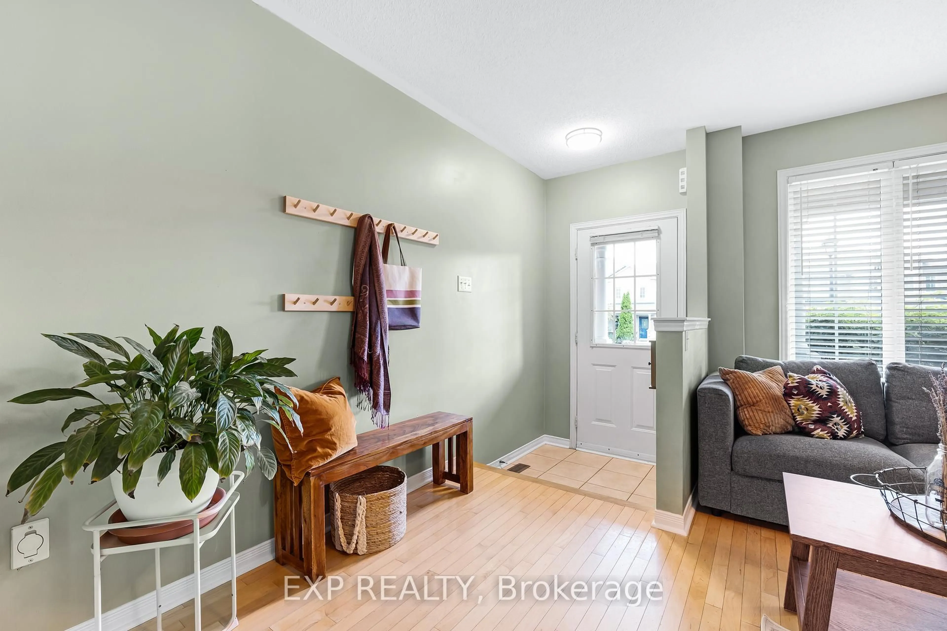 Indoor entryway for 390 Flagstone Way, Newmarket Ontario L3X 2R3