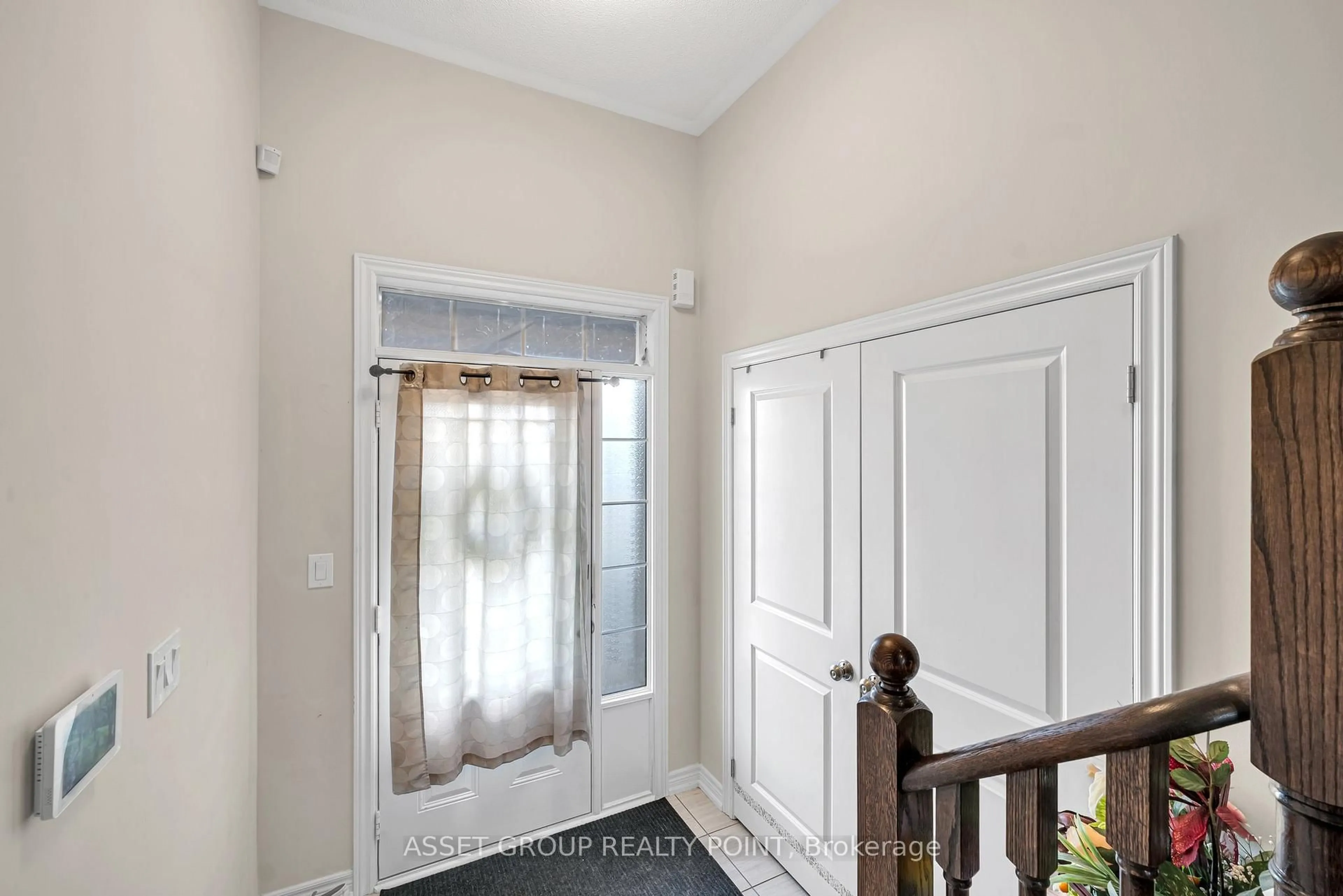 Indoor entryway for 58 Clifford Cres, New Tecumseth Ontario L0G 1W0
