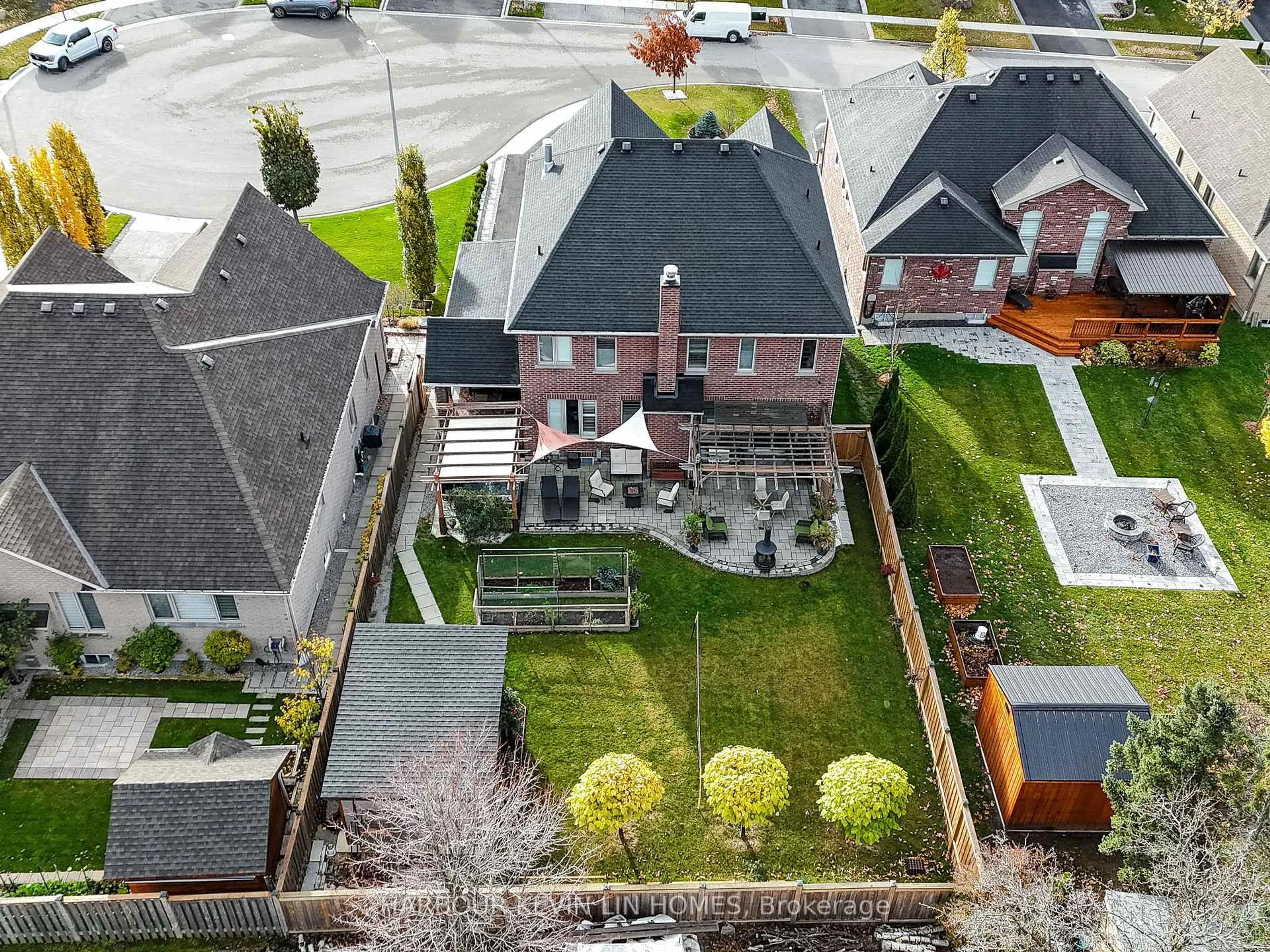 A pic from outside/outdoor area/front of a property/back of a property/a pic from drone, street for 44 Philson Crt, Innisfil Ontario L0L 1L0