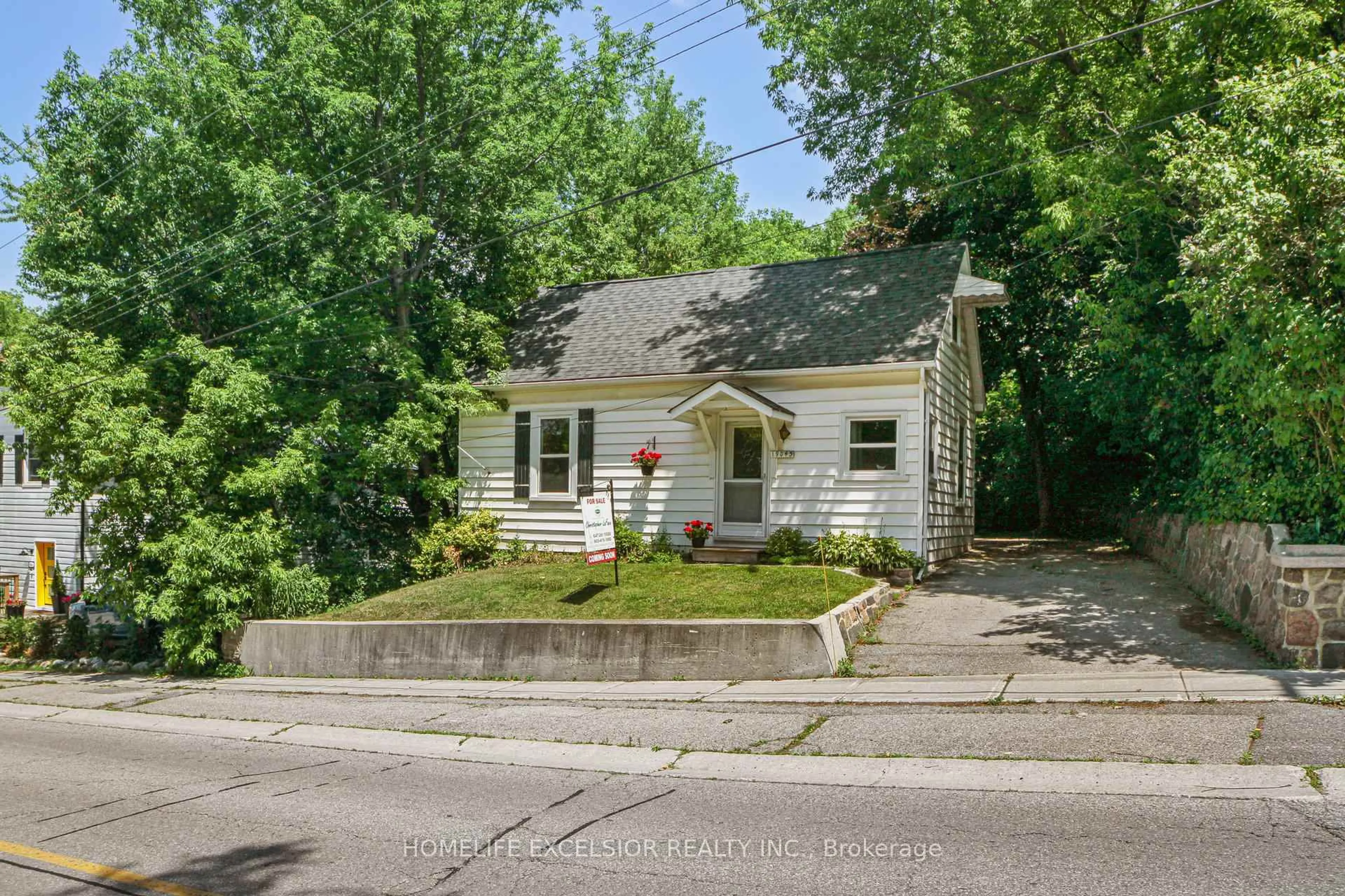A pic from outside/outdoor area/front of a property/back of a property/a pic from drone, street for 19043 Centre St, East Gwillimbury Ontario L0G 1M0