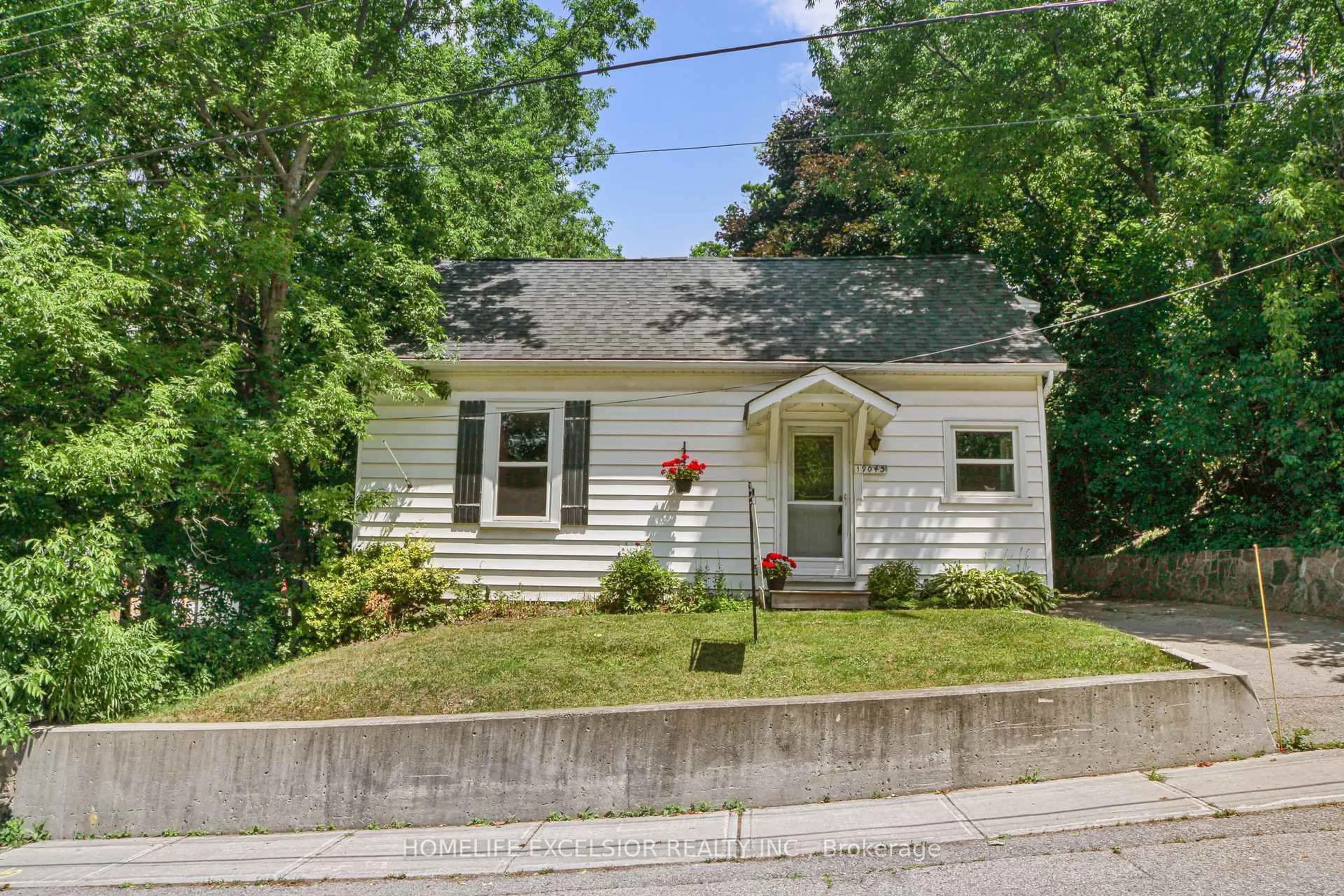 Home with vinyl exterior material, street for 19043 Centre St, East Gwillimbury Ontario L0G 1M0